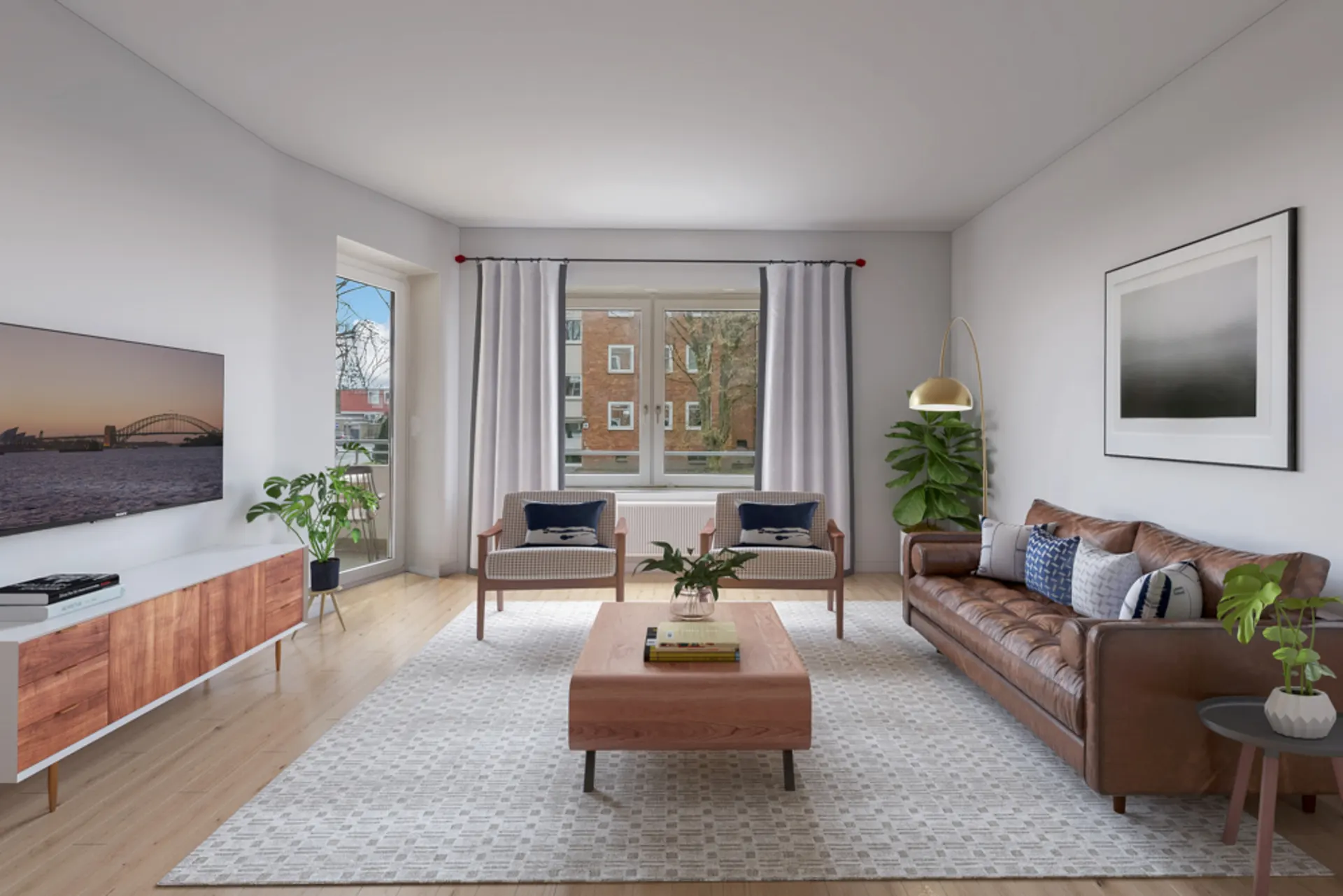 Modernes Wohnzimmer mit braunem Sofa, zwei Sesseln, Couchtisch, TV und Pflanzen.