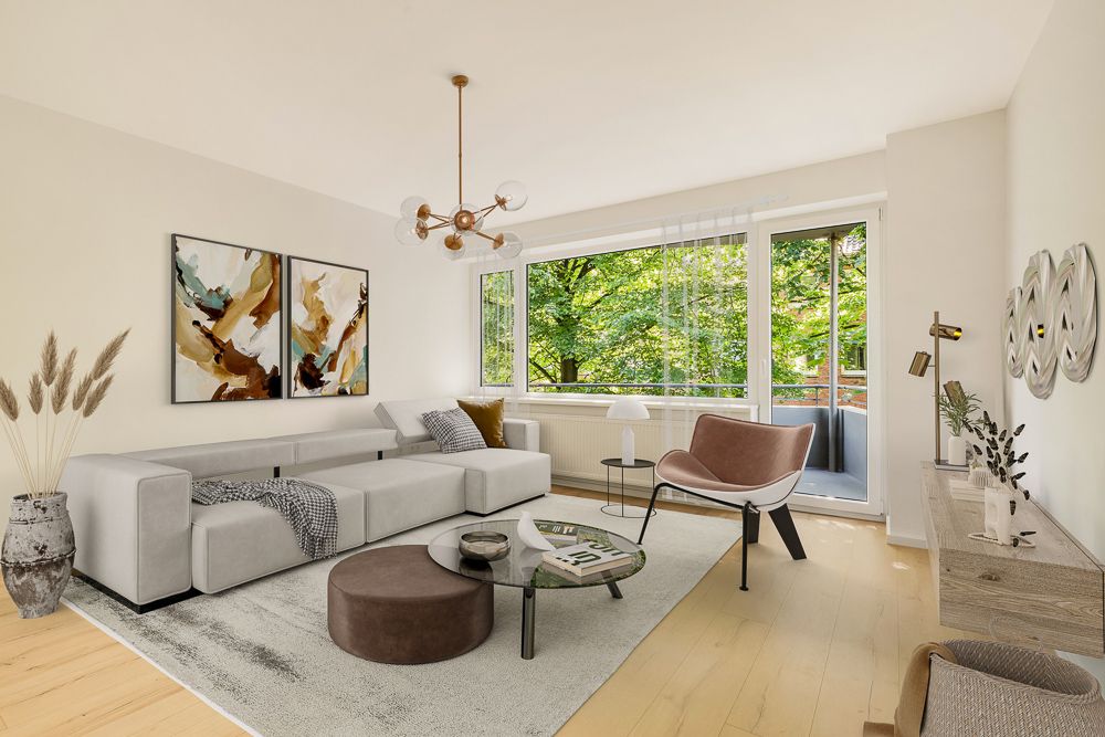Modernes Wohnzimmer mit großem Sofa, Couchtisch, Sessel und großem Fenster zum Balkon.