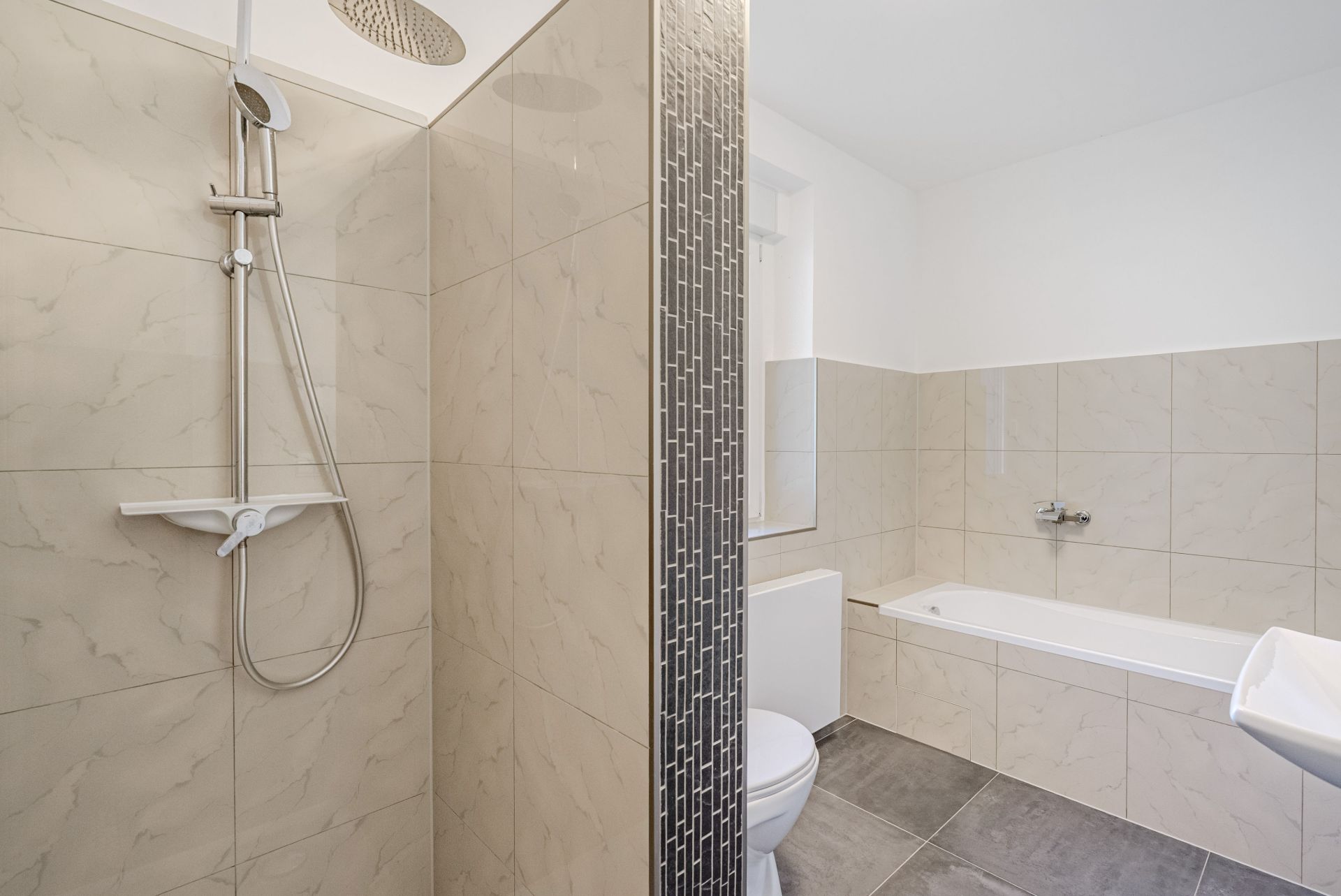 Modernes Badezimmer mit offener Dusche, Badewanne und weißen Fliesen.