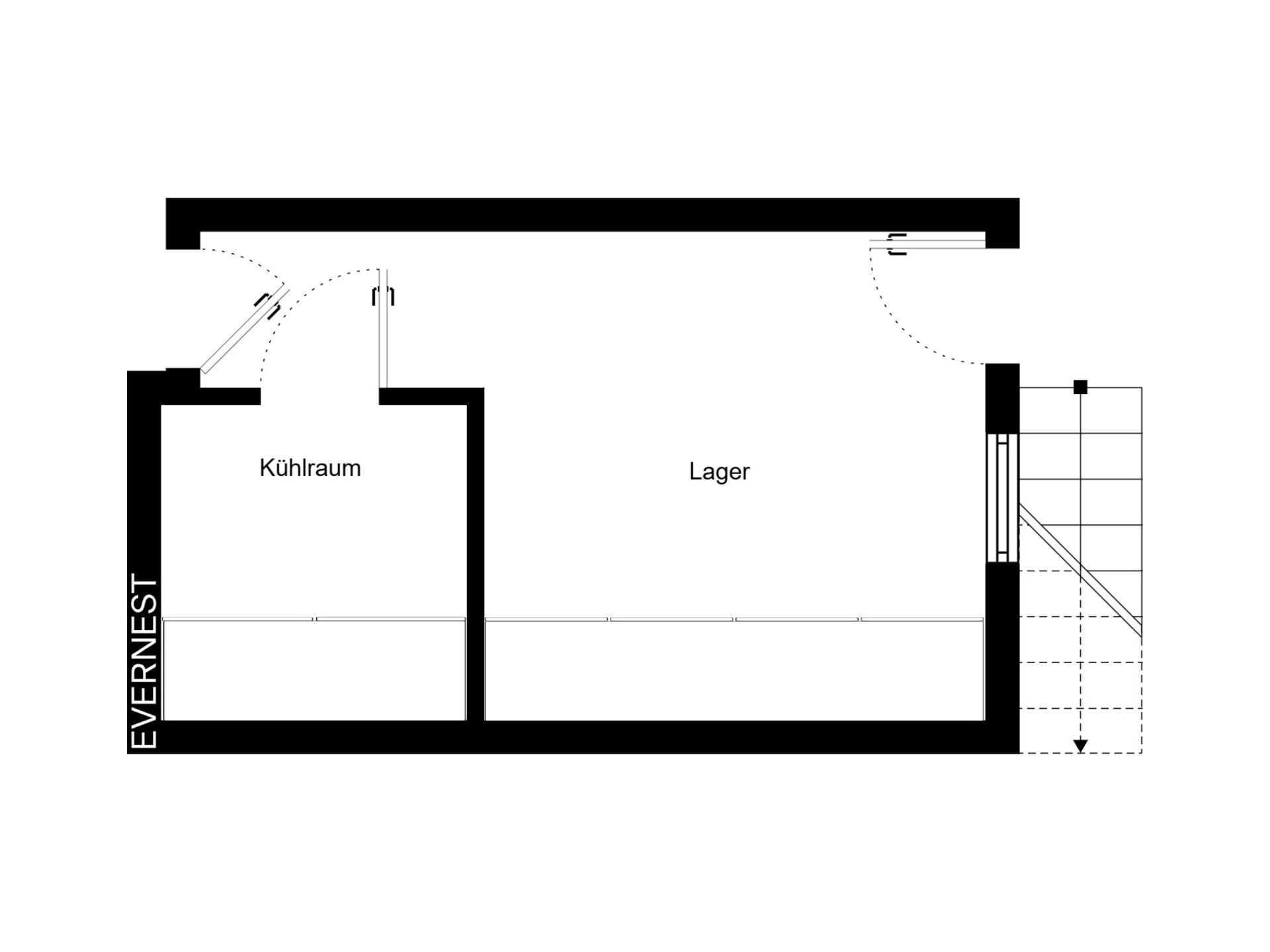 Grundriss zeigt Lagerraum und Kühlraum mit separaten Türen, daneben eine Treppe.