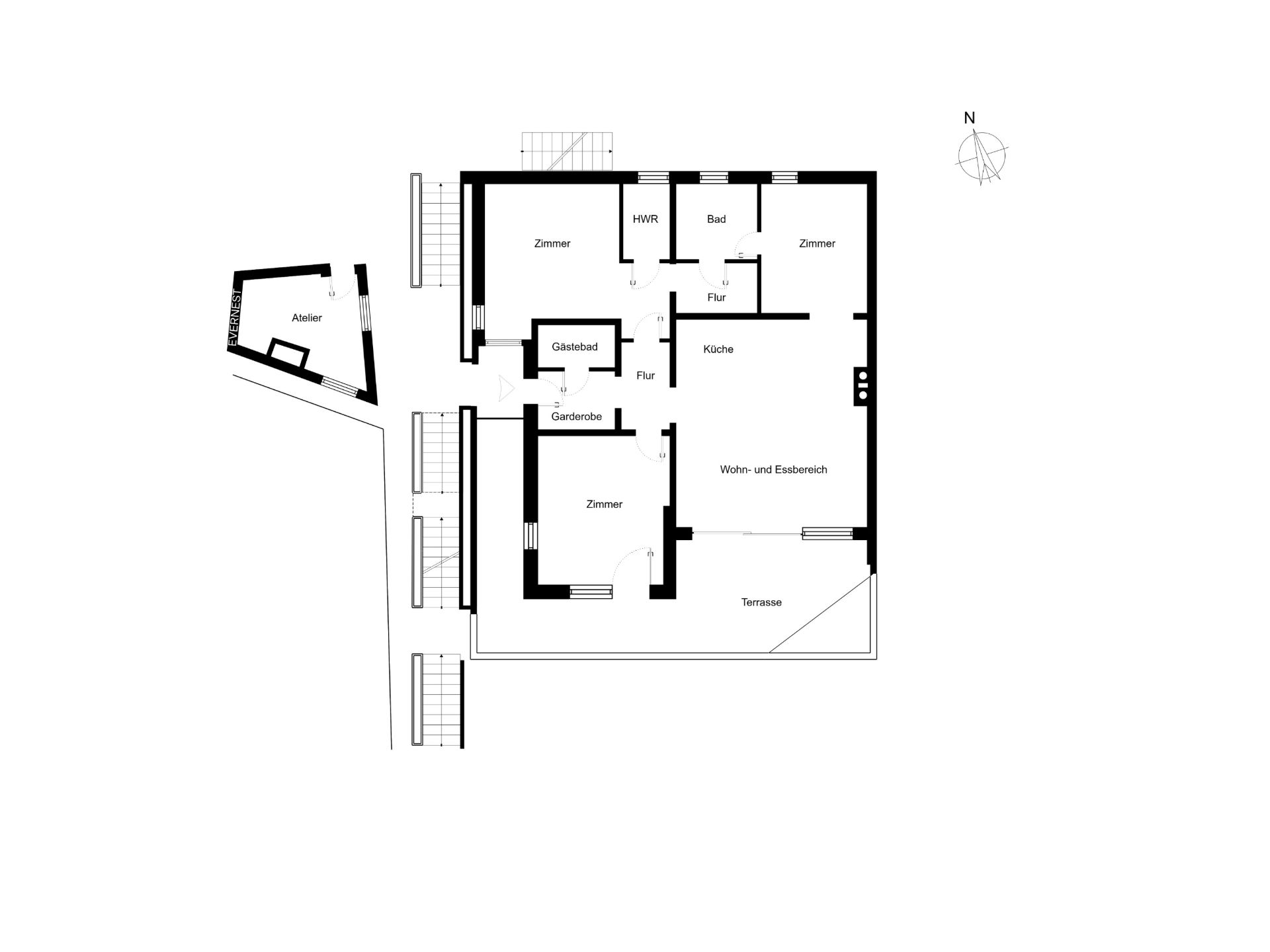 Grundriss eines Hauses mit mehreren Zimmern, Küche, Bad, Terrasse und separatem Atelier.