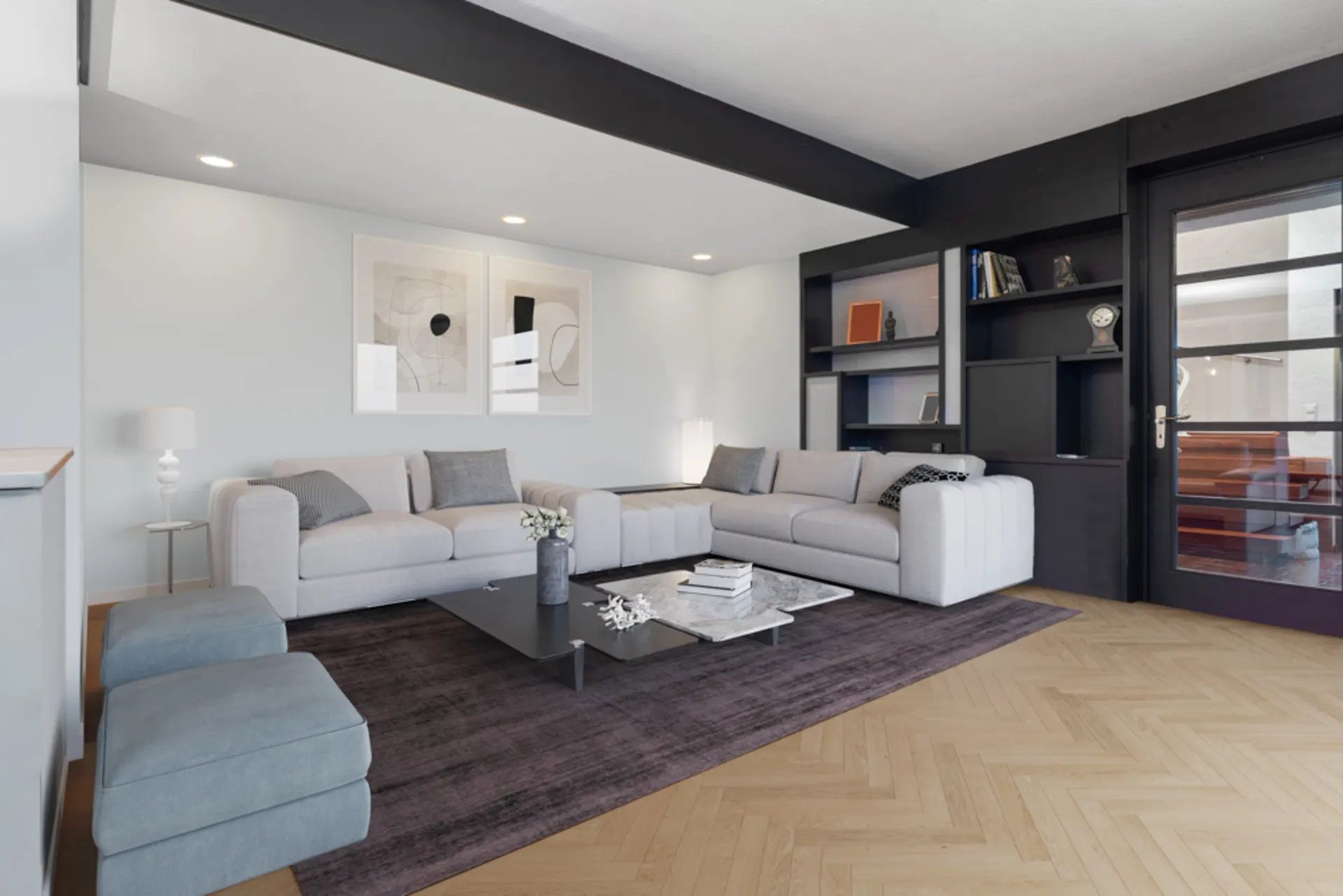 Modernes Wohnzimmer mit grauem Sofa, Couchtisch und Regalwand auf hellem Holzboden.
