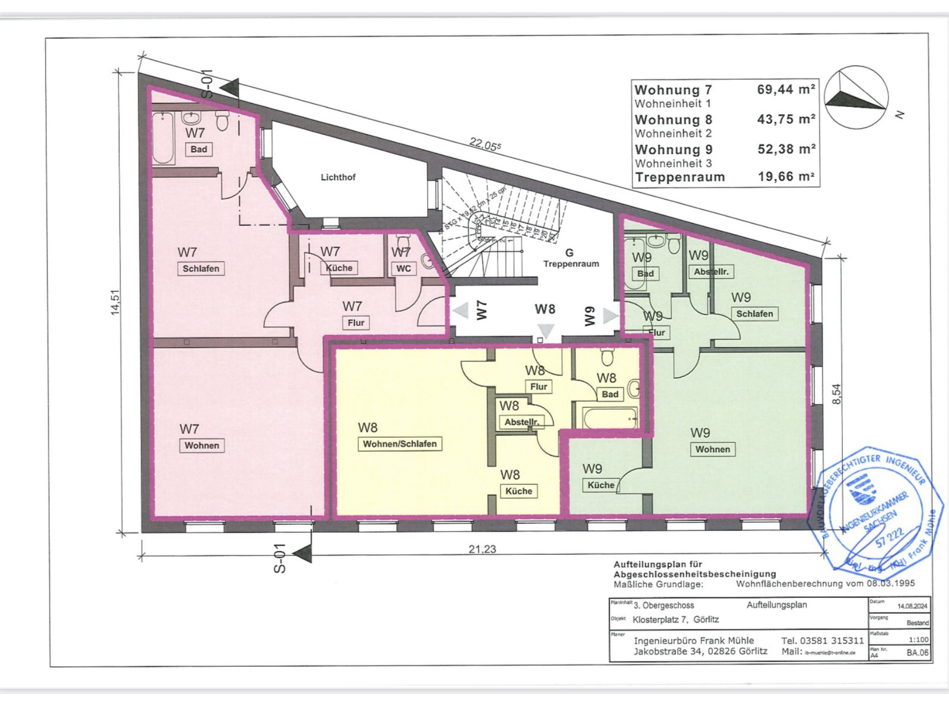 Grundriss mit drei Wohnungen, markierten Zimmern und Flächenangaben, Treppenhaus in der Mitte.