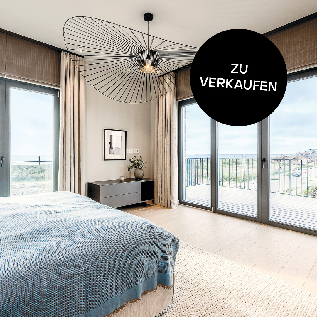 Helles Schlafzimmer mit großem Fenster, Doppelbett und modernem Kronleuchter, Zugang zum Balkon.