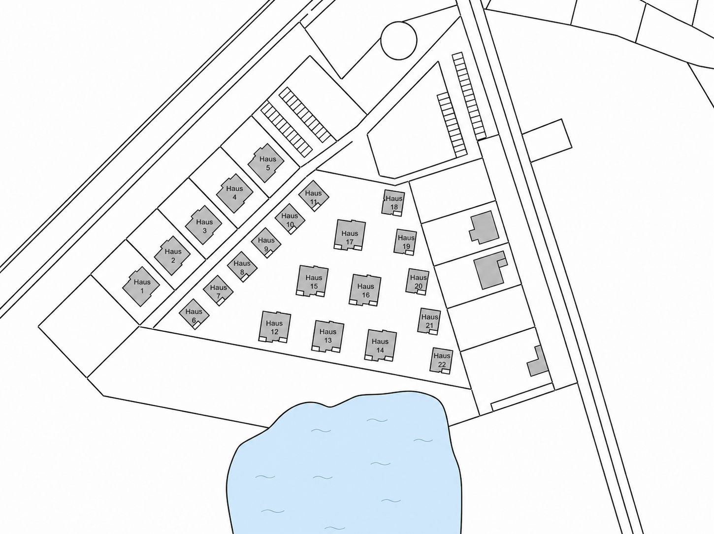 Lageplan einer Wohnanlage mit mehreren nummerierten Häusern und einem Teich unten.