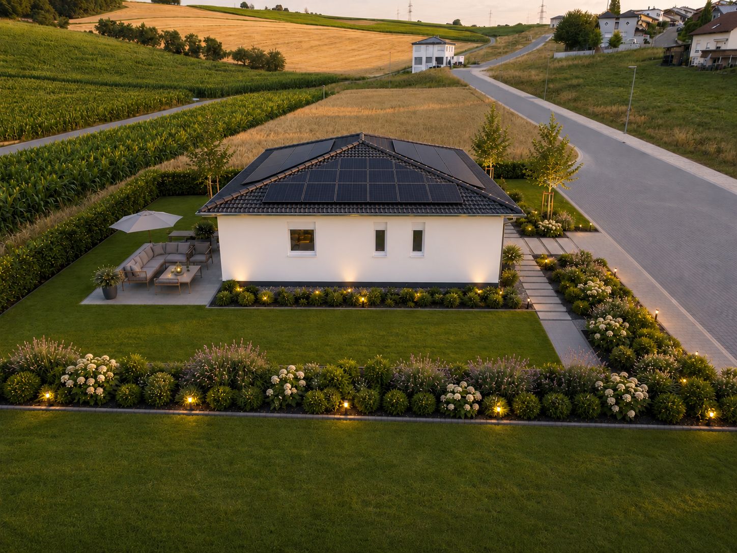 Einfamilienhaus mit Solarpanelen, gepflegtem Garten und Terrasse in ländlicher Umgebung.
