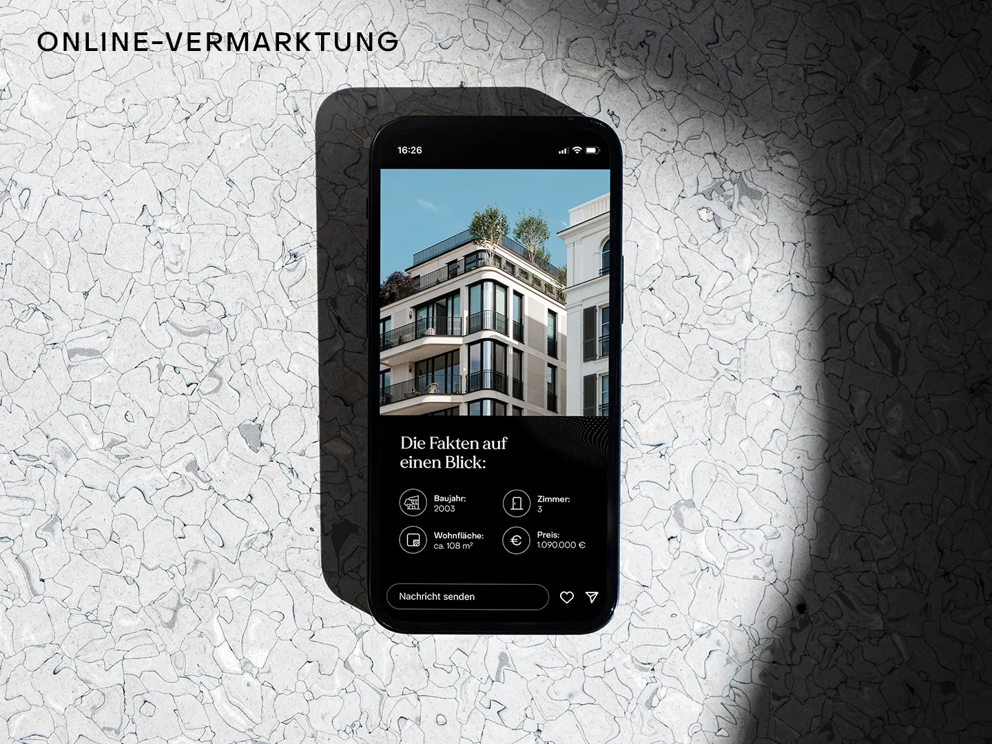 Smartphone zeigt Bild eines modernen Wohngebäudes mit Balkonen und Informationen zur Immobilie.