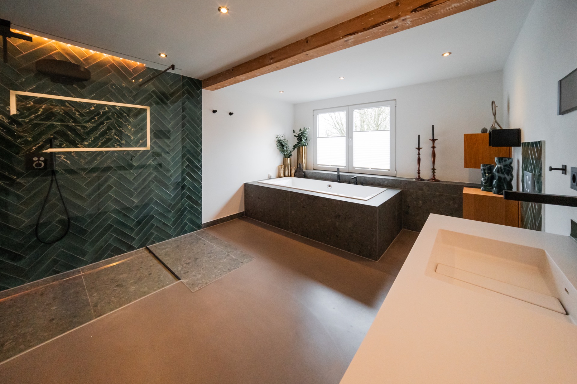 Modernes Badezimmer mit großer Badewanne, begehbarer Dusche und grün gefliester Wand.