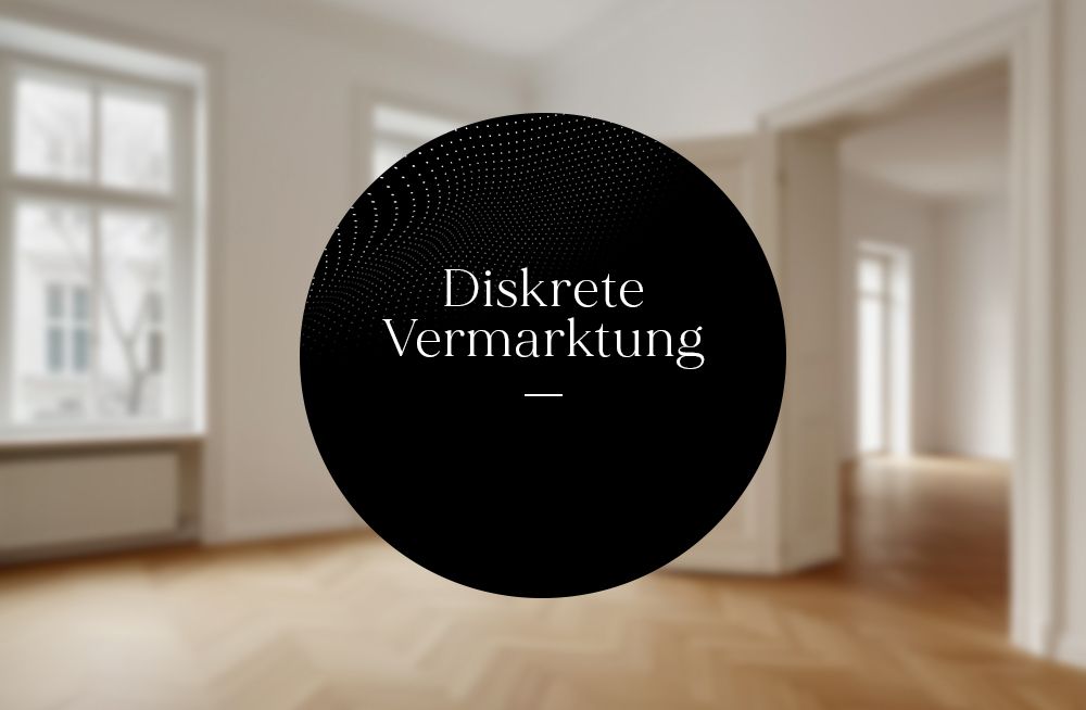 Helles Zimmer mit großen Fenstern und Parkettboden, offene Verbindung zu weiterem Raum.