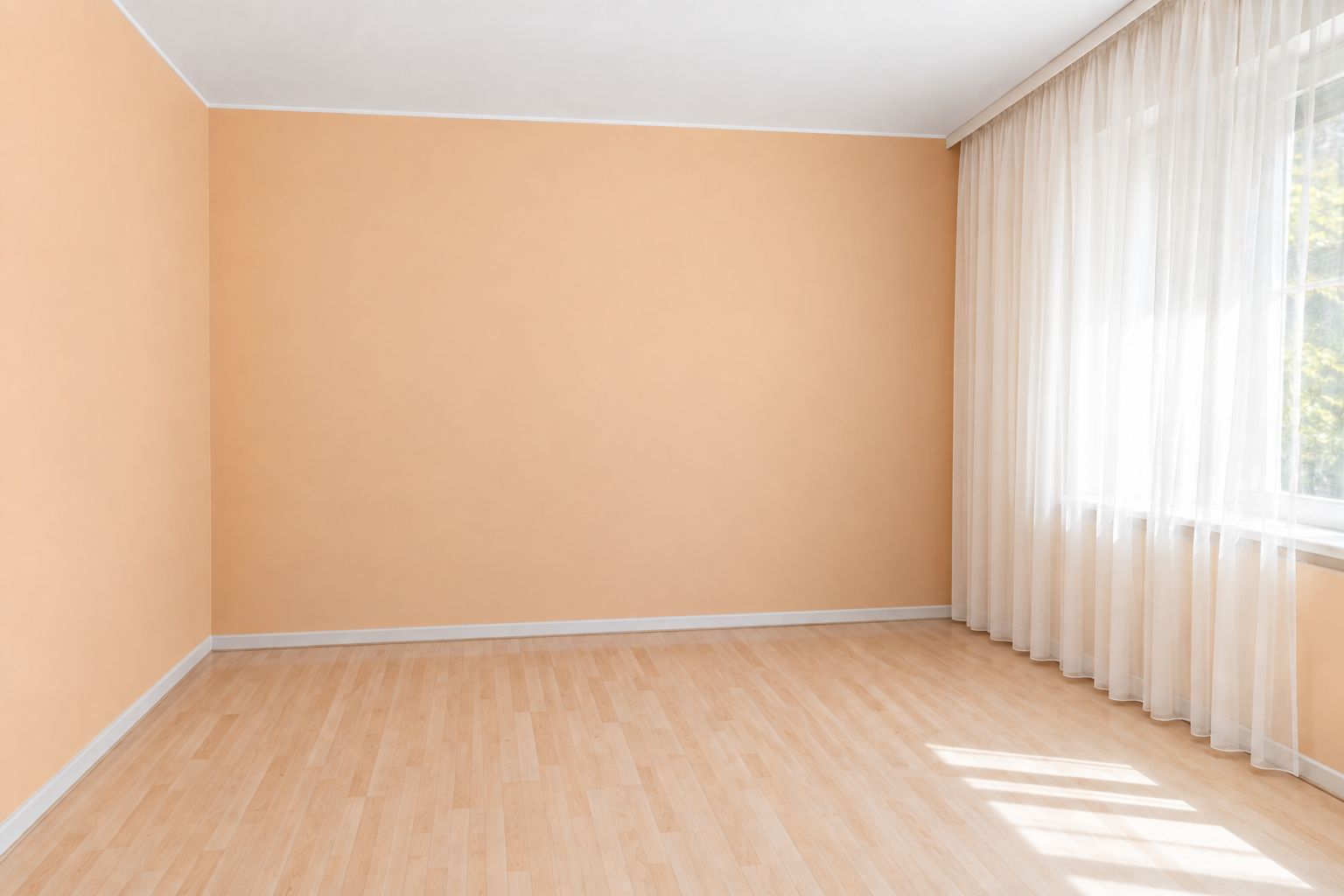 Leerer Raum mit hellen Wänden, Parkettboden und großem Fenster mit weißen Gardinen.