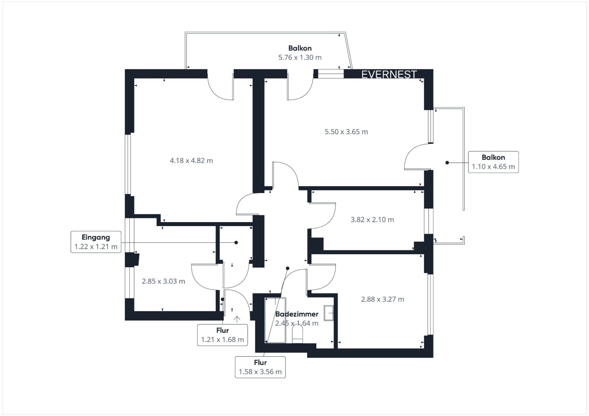 Grundriss einer Wohnung mit mehreren Zimmern, zwei Balkonen, einem Bad und Fluren.