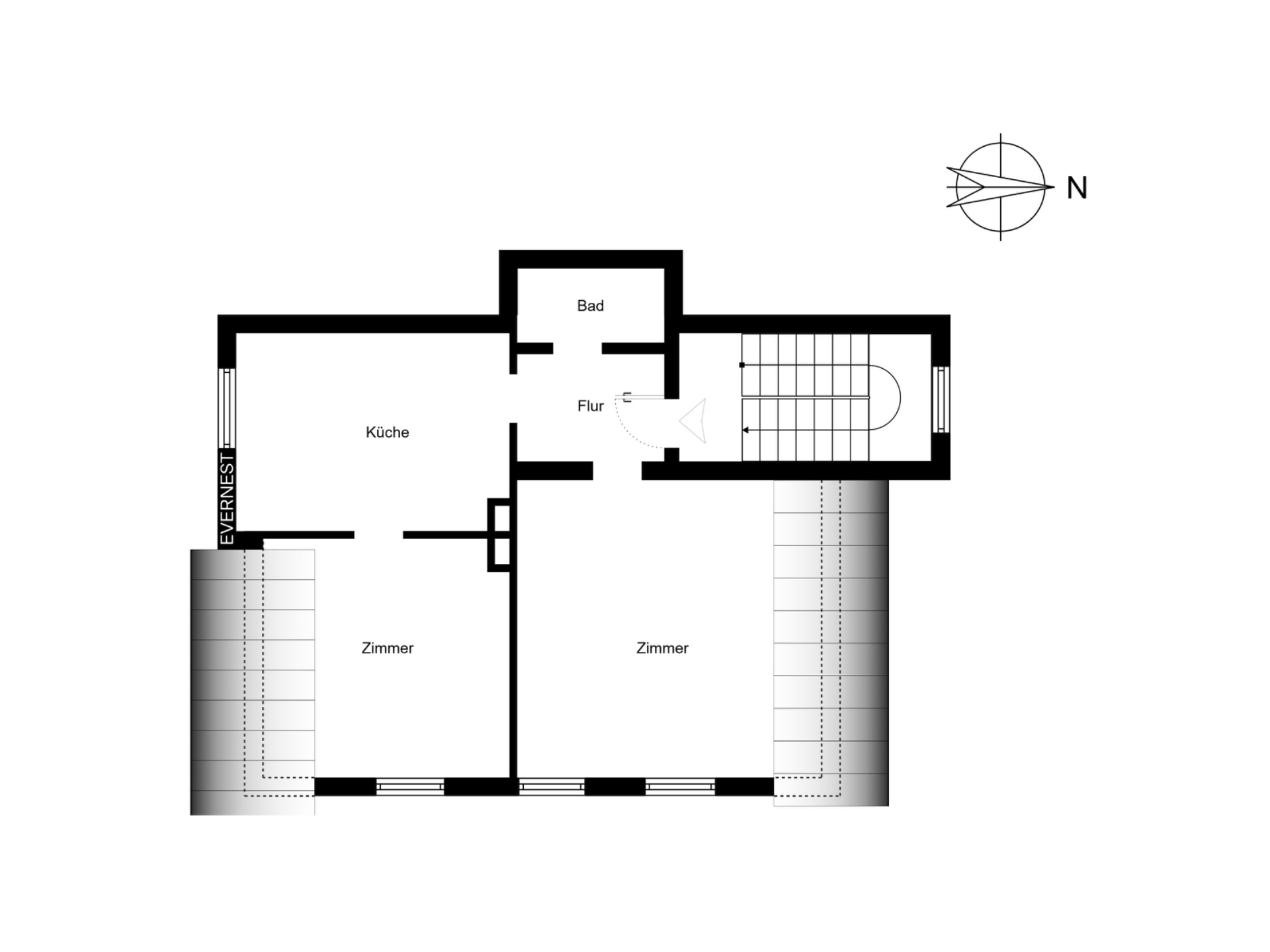 Grundriss mit zwei Zimmern, Küche, Bad, Flur und Treppe, Nordpfeil oben rechts.