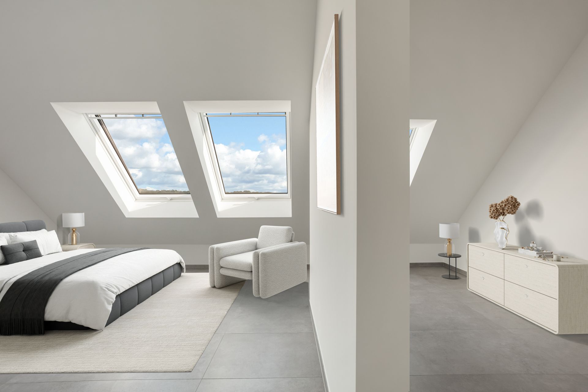 Modernes Schlafzimmer mit zwei Dachfenstern, Bett, Sessel und Kommode, helle Einrichtung.