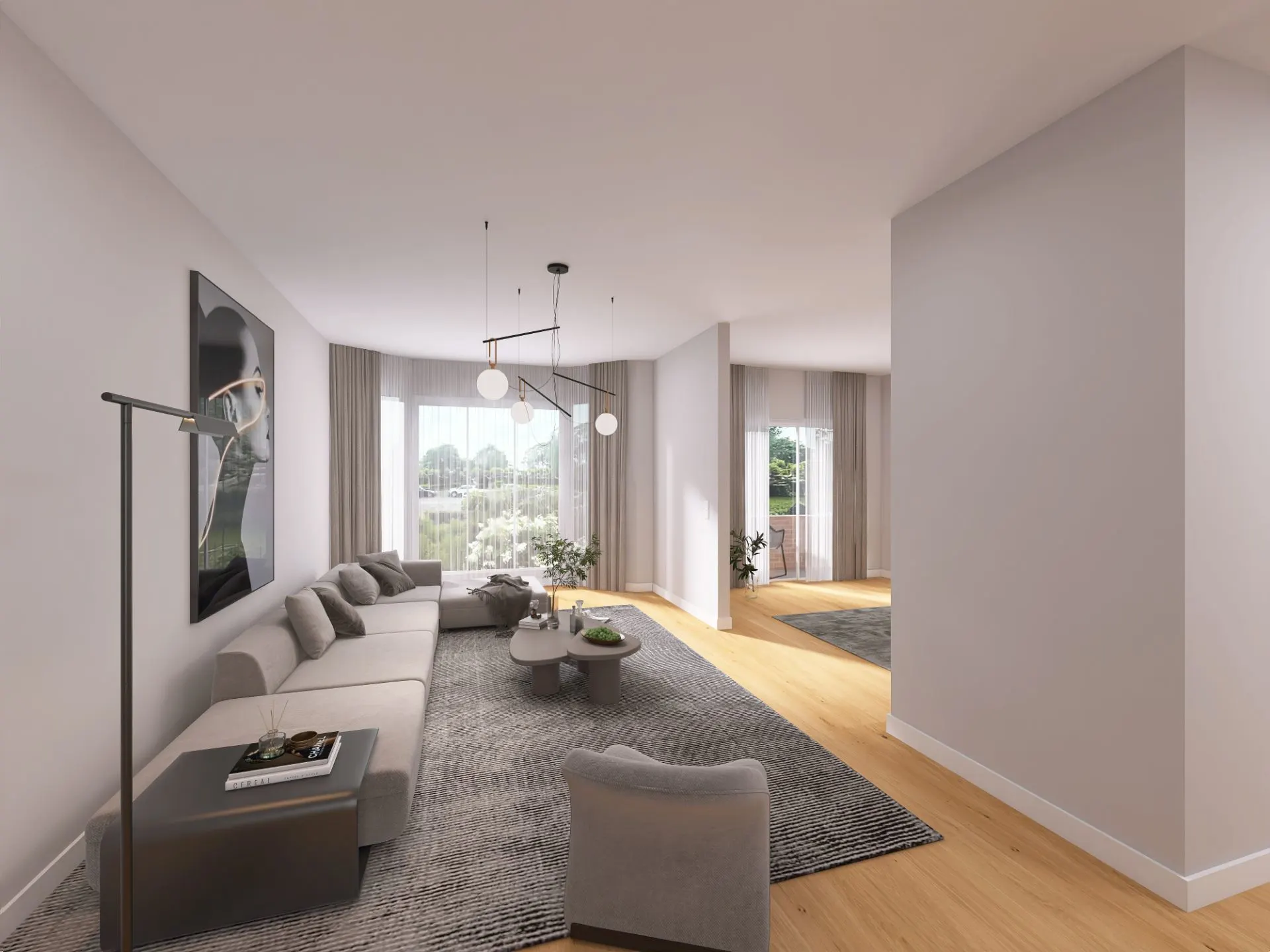 Modernes Wohnzimmer mit grauem Sofa, Sessel, Teppich und großen Fenstern mit Blick nach draußen.