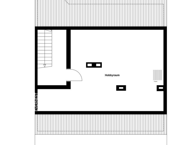 Grundriss mit großem Hobbyraum, Eingang links, Treppe rechts.