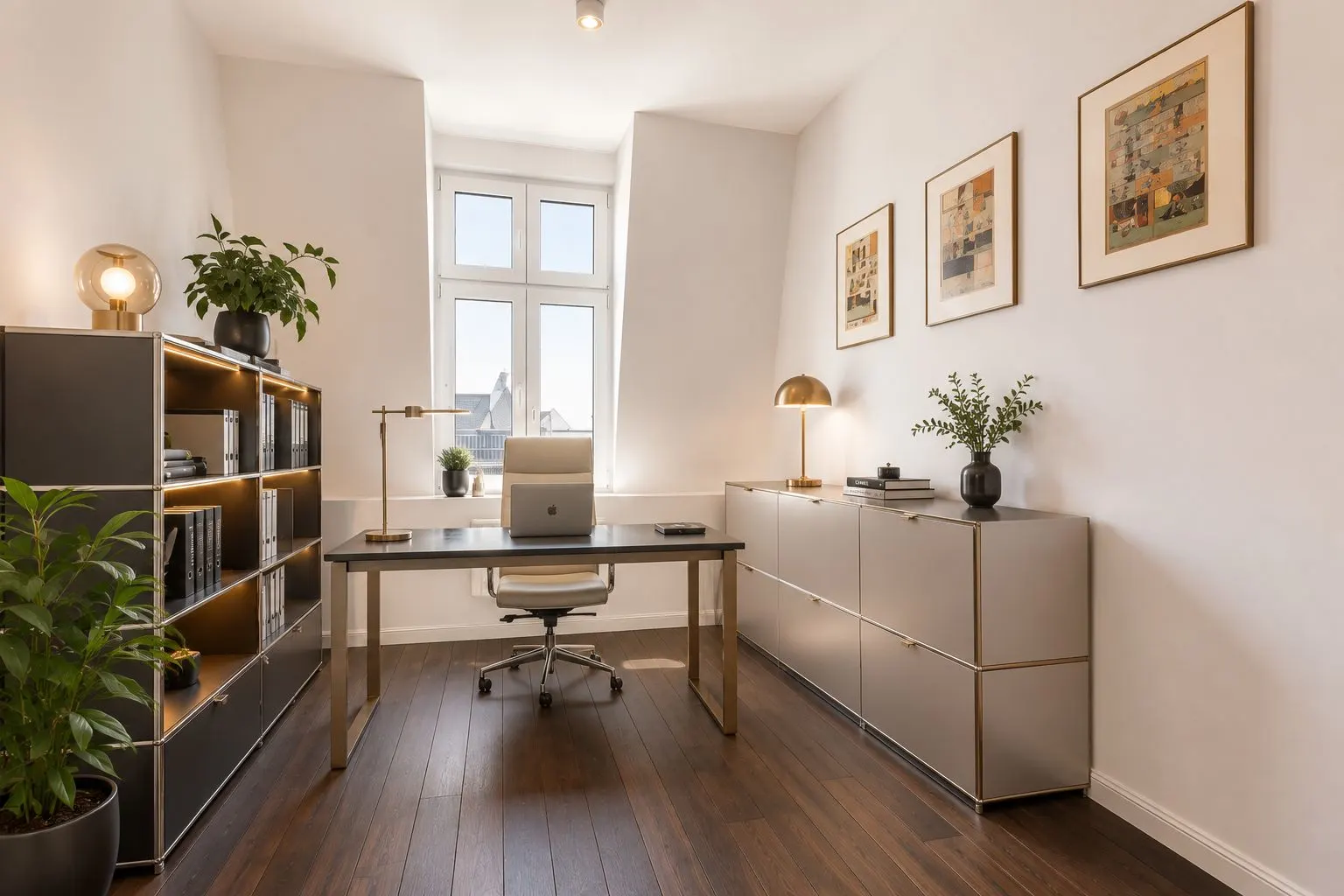 Modernes Arbeitszimmer mit Schreibtisch, Regal, Pflanzen und großen Fenstern.