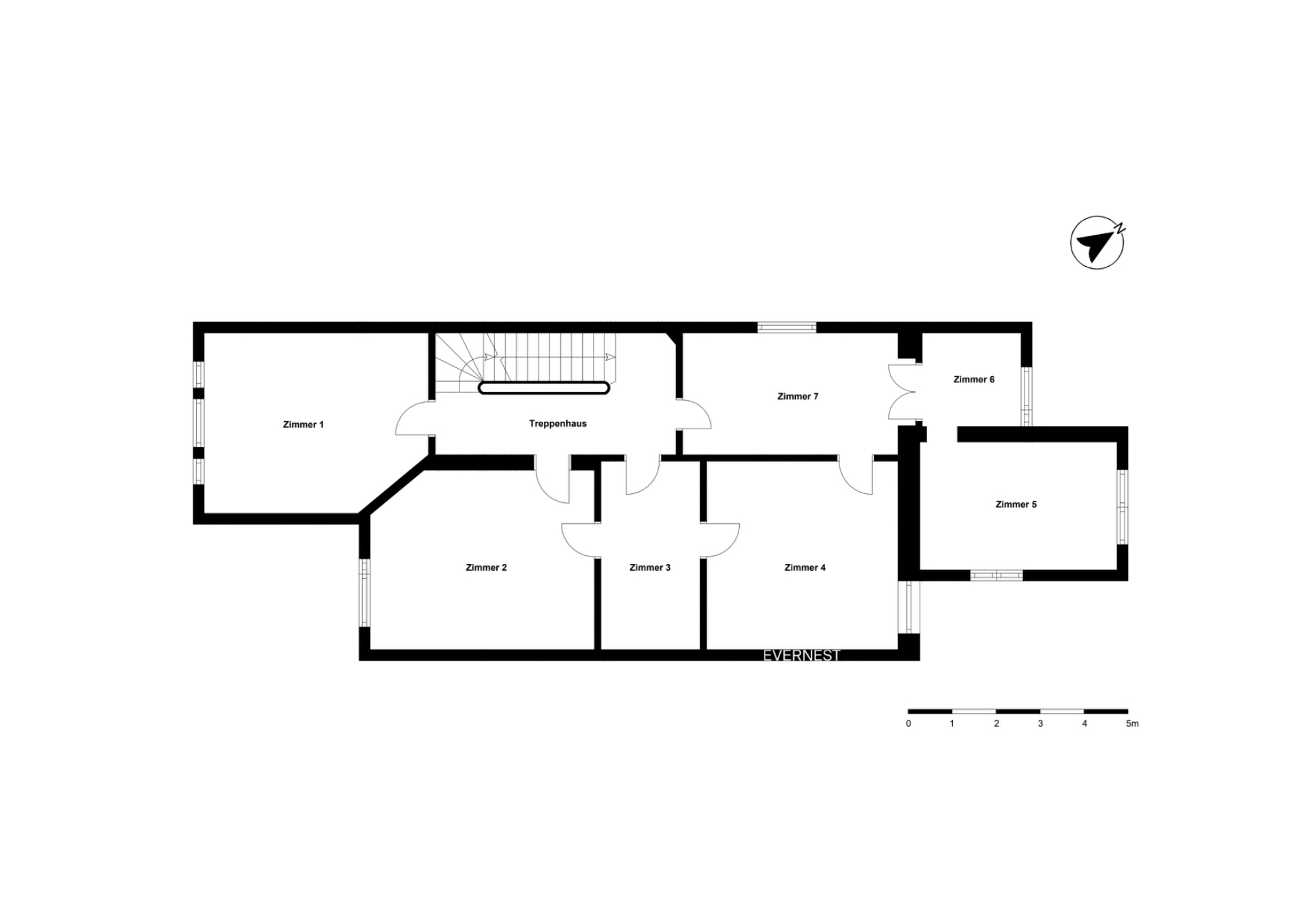Grundriss mit sieben Zimmern und einem Treppenhaus, alle Räume sind beschriftet.