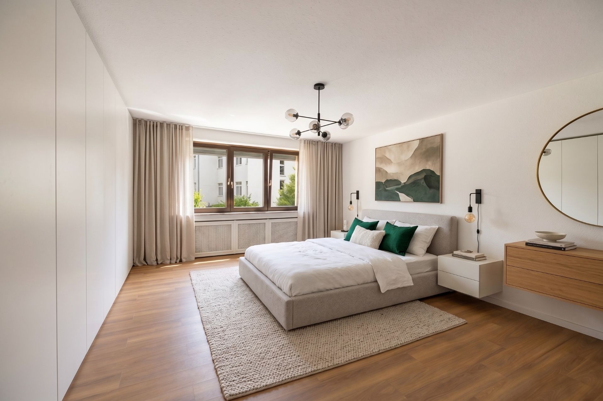 Modernes Schlafzimmer mit großem Bett, Teppich, Fenster, Wandbild und rundem Spiegel.