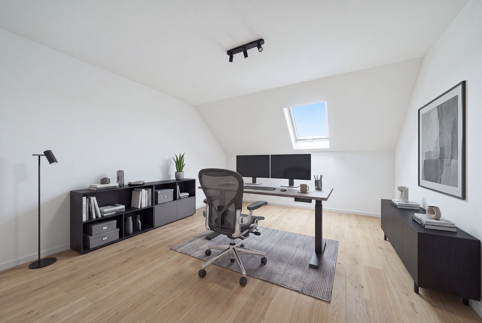 Modernes Arbeitszimmer mit großem Schreibtisch, Stuhl, Regalen und Dachfenster.