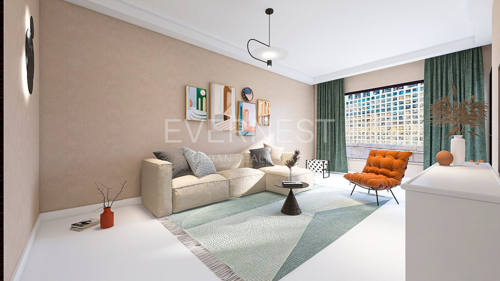 Modernes Wohnzimmer mit beiger Couch, orangefarbenem Sessel und grünem Teppich vor großen Fenstern.