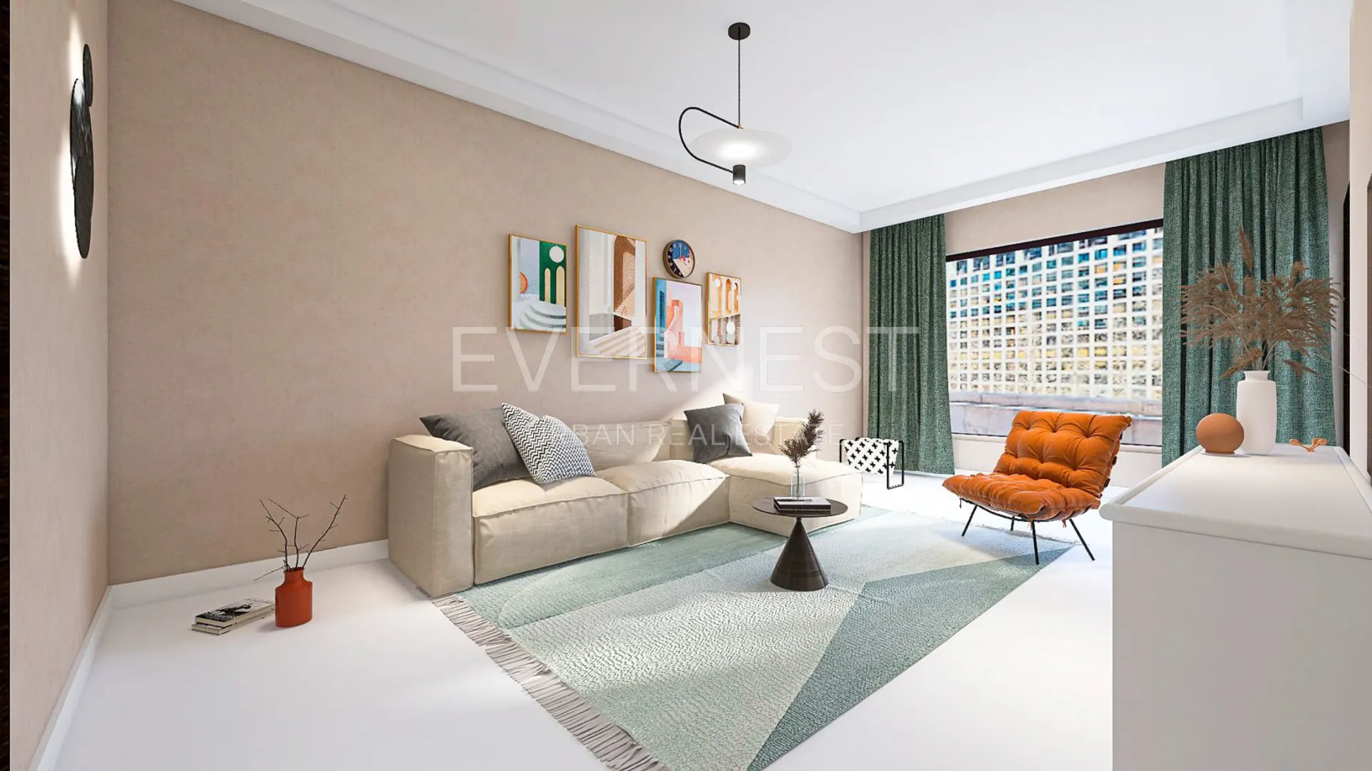 Modernes Wohnzimmer mit beiger Couch, orangefarbenem Sessel und grünem Teppich vor großen Fenstern.