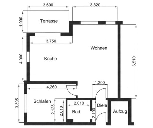 Wohnungsgrundriss mit Terrasse, Wohnen, Küche, Schlafen, Bad, Diele und Aufzug.
