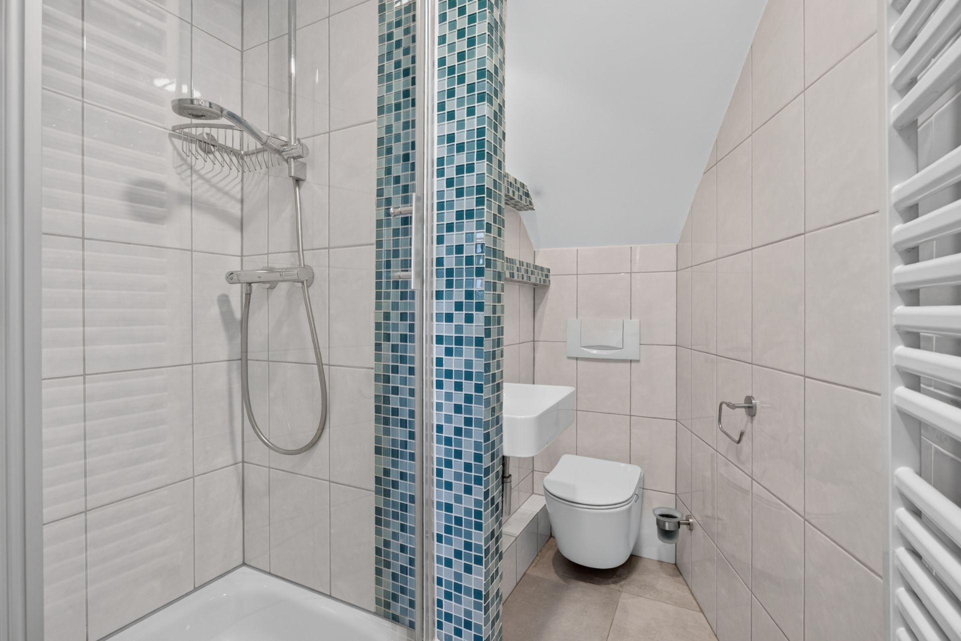 Modernes kleines Badezimmer mit Dusche, WC, Waschbecken und Handtuchheizung.