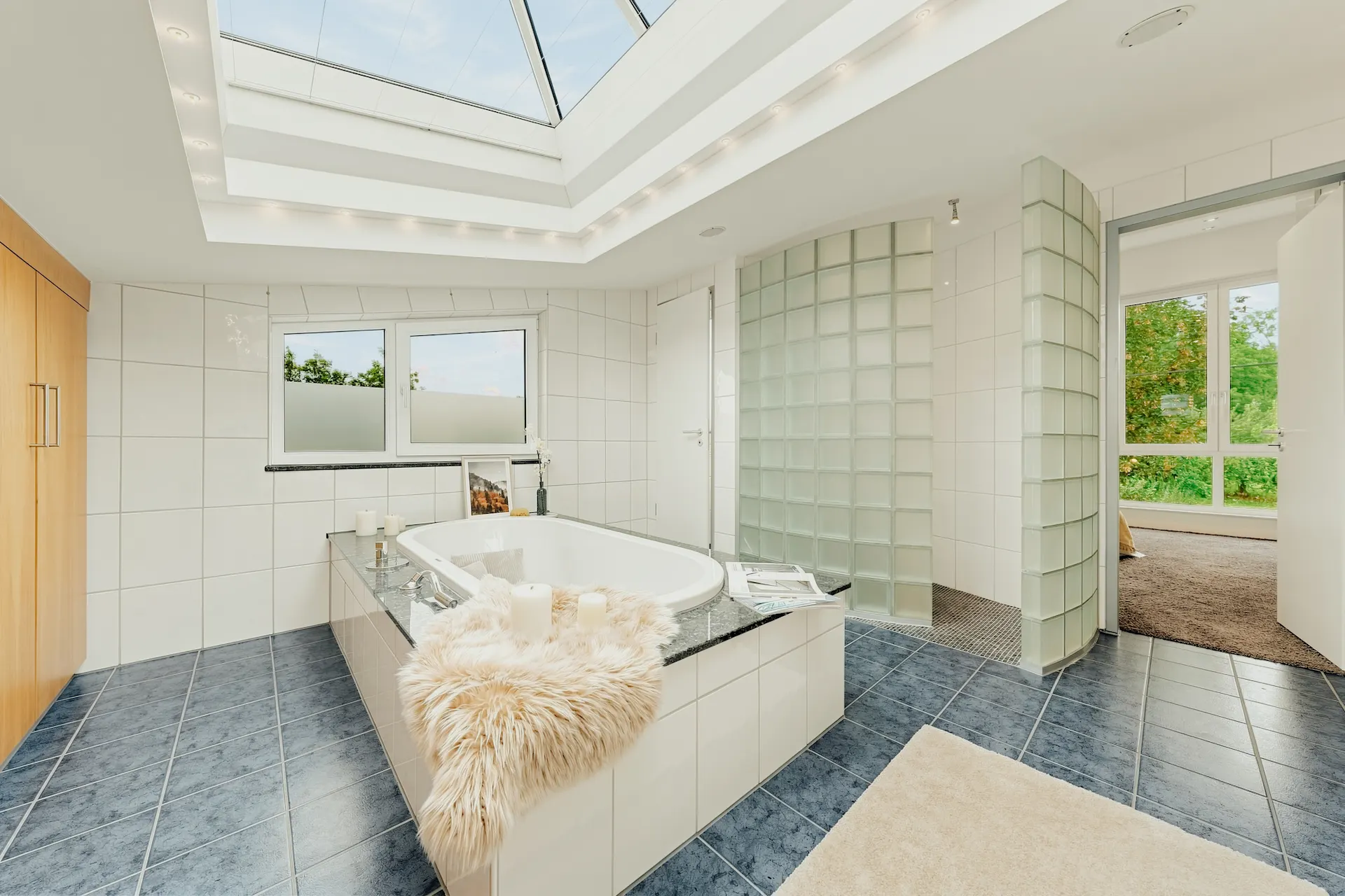 Modernes Badezimmer mit Badewanne, Oberlicht und Glasbaustein-Dusche.