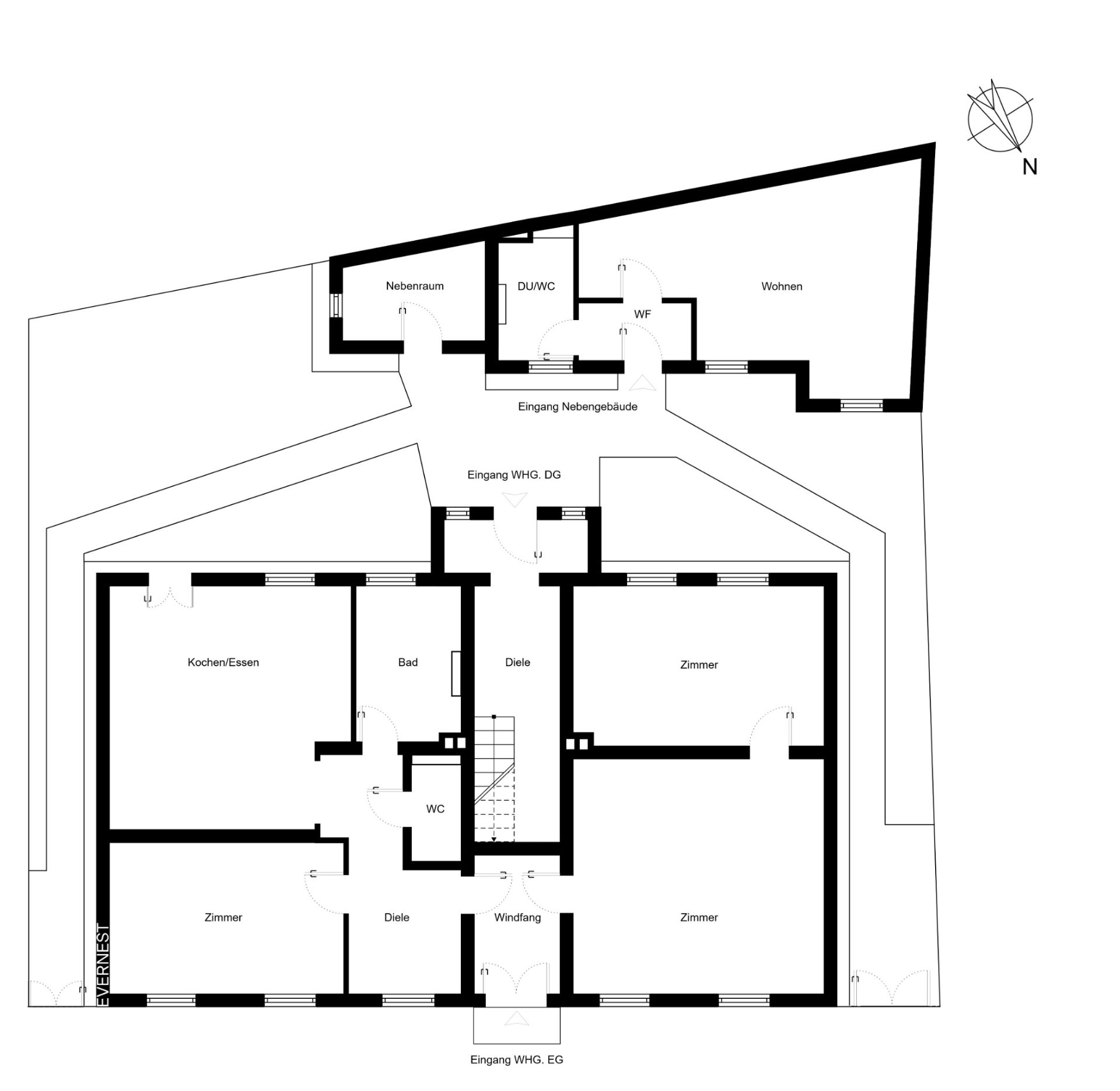 Grundriss eines Wohnhauses mit mehreren Zimmern, Küche, Bad und Nebenräumen.