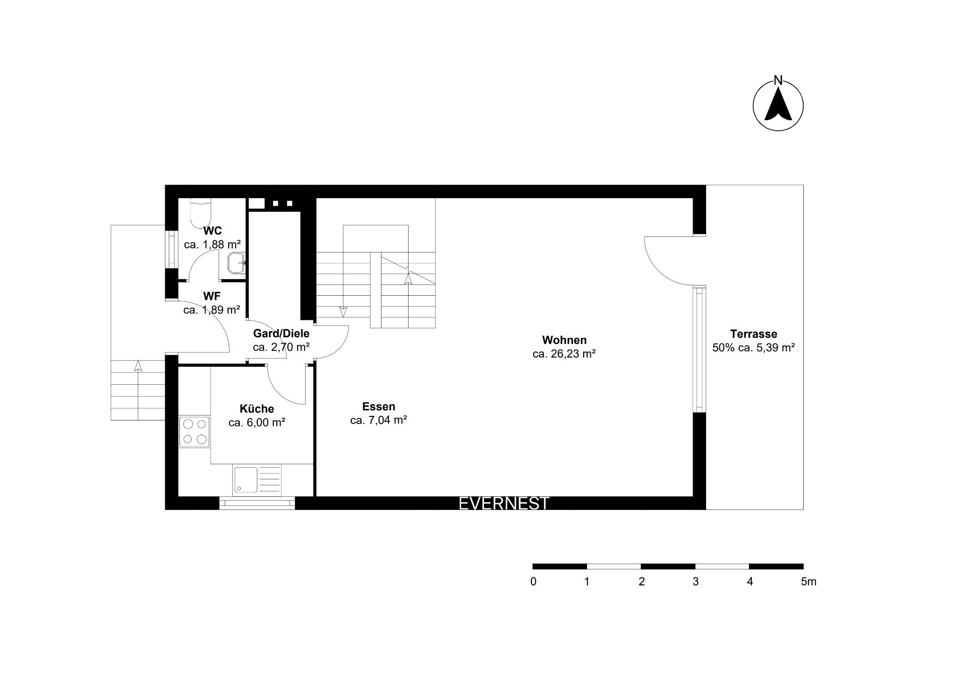 Grundriss mit Küche, Essbereich, Wohnzimmer, WC, Garderobe, Terrasse und Treppen.