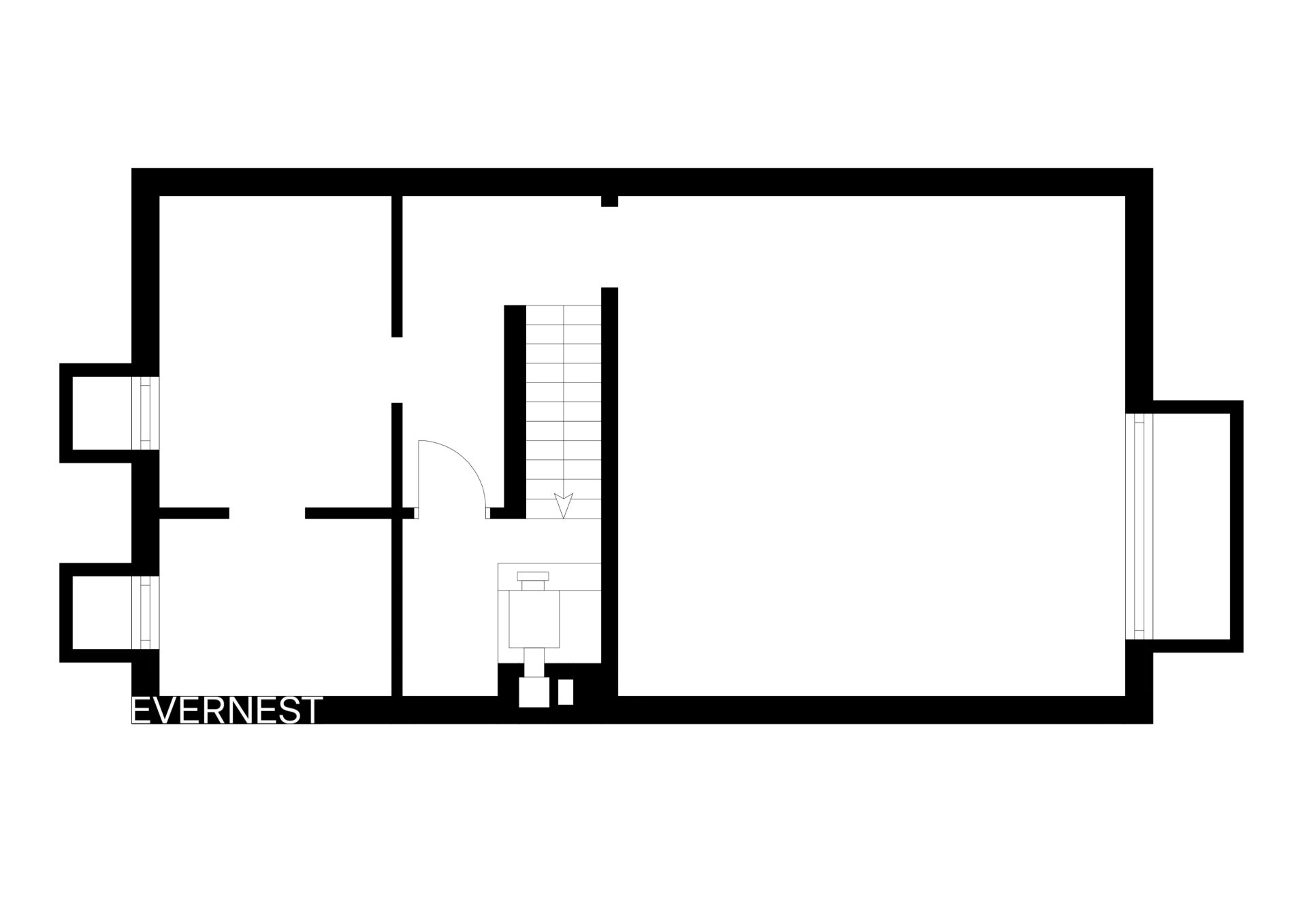 Grundriss mit mehreren Räumen, Treppe in der Mitte und Türen zu Nebenräumen.
