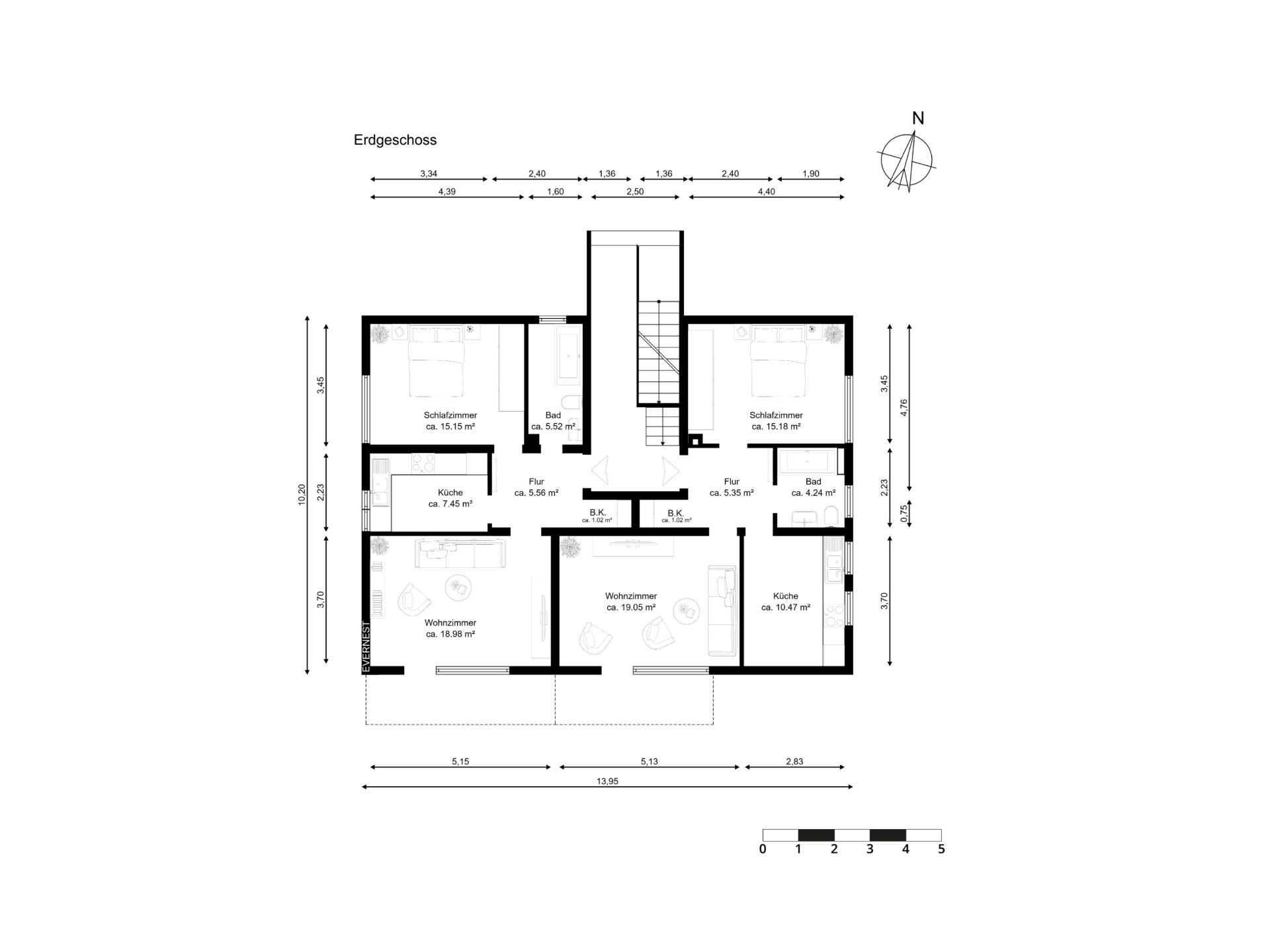 Grundriss des Erdgeschosses mit mehreren Zimmern, Küchen, Bädern und Fluren.