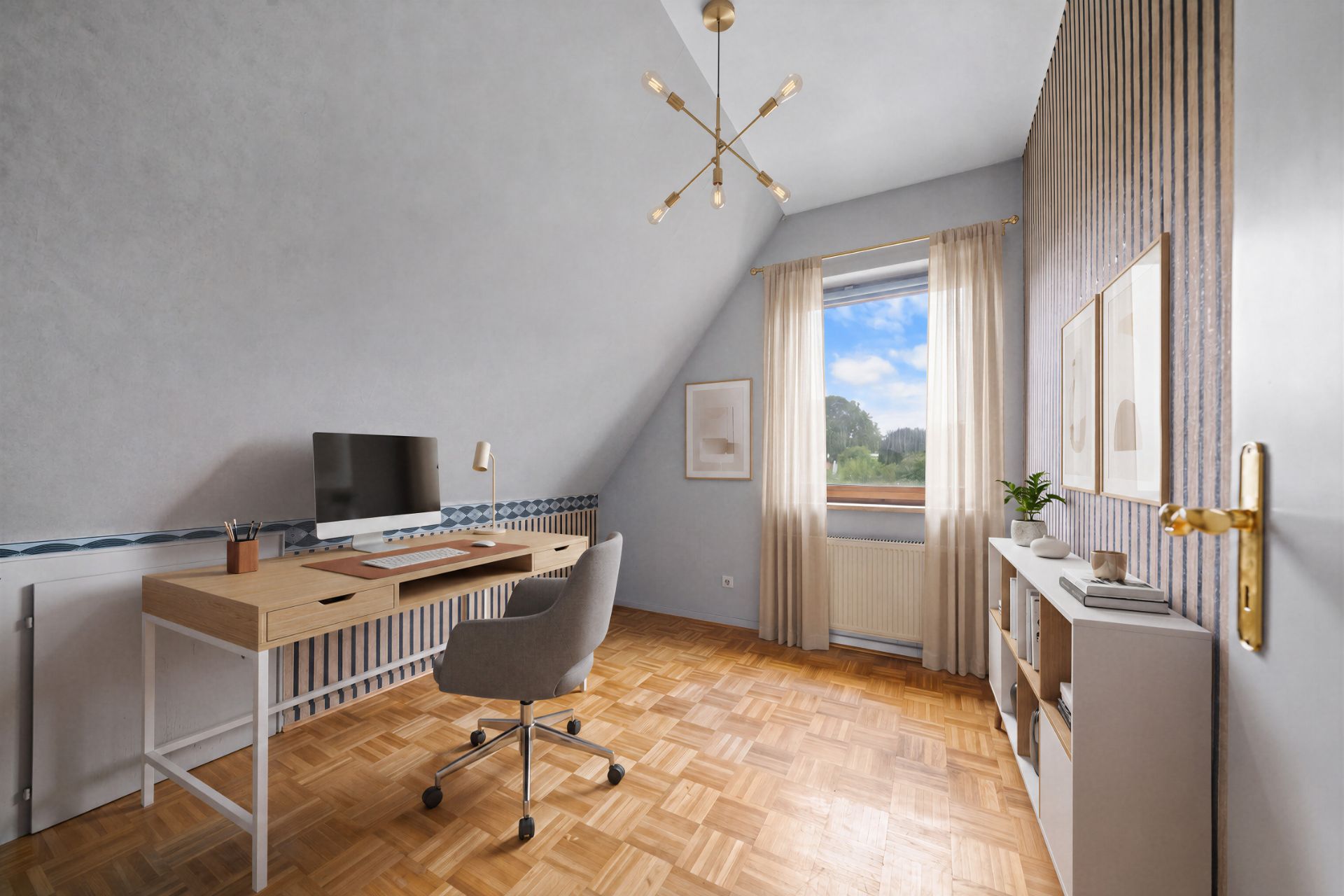 Helles Arbeitszimmer mit Schreibtisch, Stuhl, Regal, Holzfußboden und Fenster mit Blick ins Grüne.