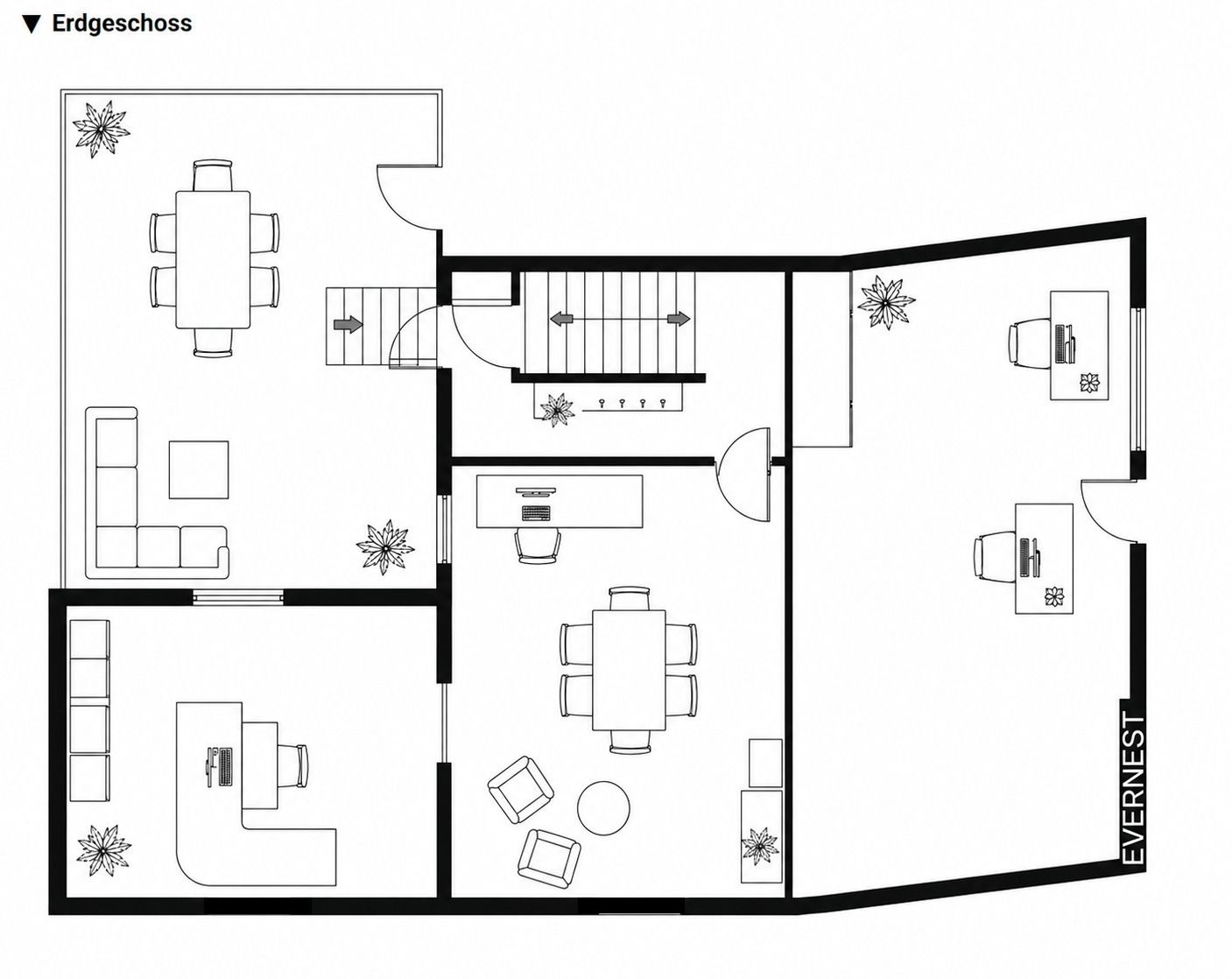 Grundriss des Erdgeschosses mit mehreren Zimmern, Tischen, Sofas und Pflanzen.