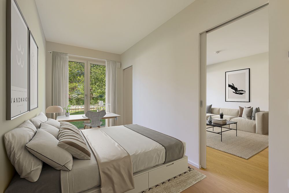 Schlafzimmer mit Doppelbett, Blick durch Schiebetür ins Wohnzimmer, Fenster mit Gartenblick.