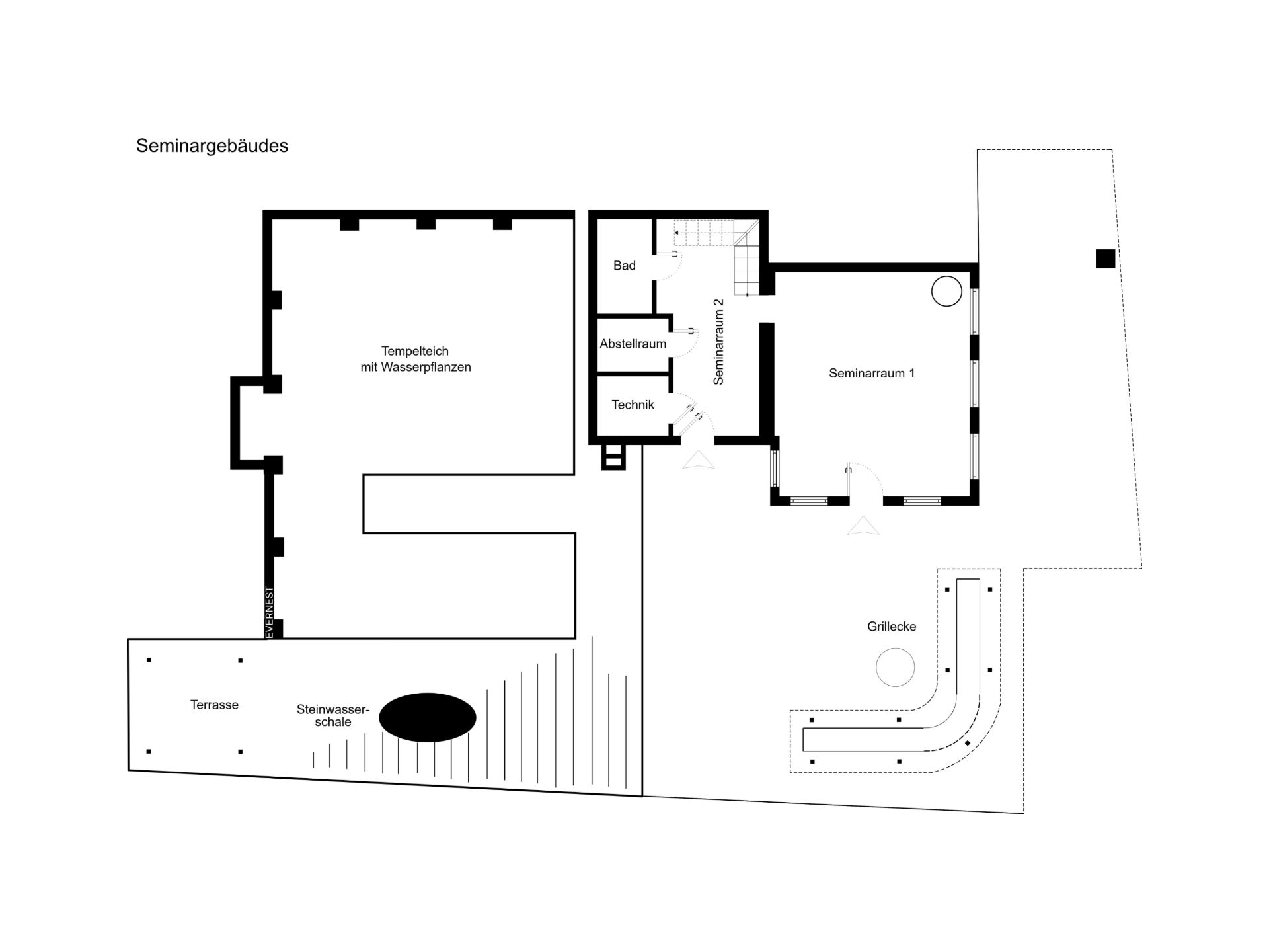 Grundriss zeigt Räume, Terrasse, Grillbereich und einen Teich mit Wasserpflanzen.
