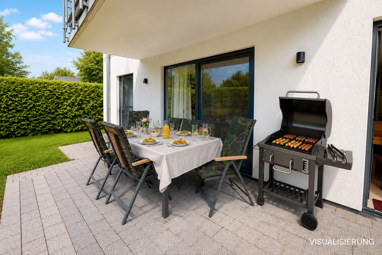 Gedeckter Terrassentisch mit sechs Stühlen und Grill neben modernem Wohnhaus im Garten.