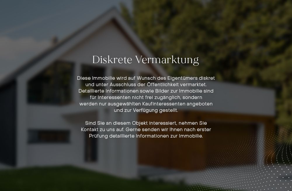 Verschwommenes Bild eines modernen Einfamilienhauses mit großem Fenster und Garage, Text im Vordergrund.