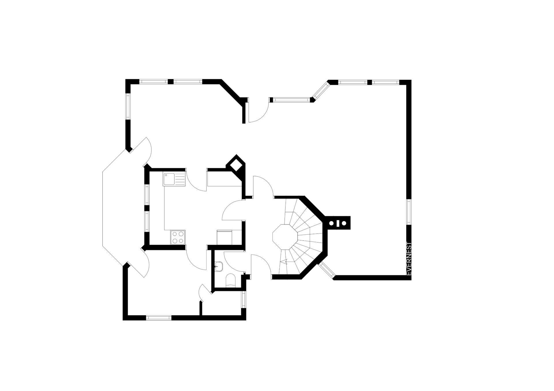 Grundriss eines Hauses mit mehreren Zimmern, Küche und Treppe in der Mitte.