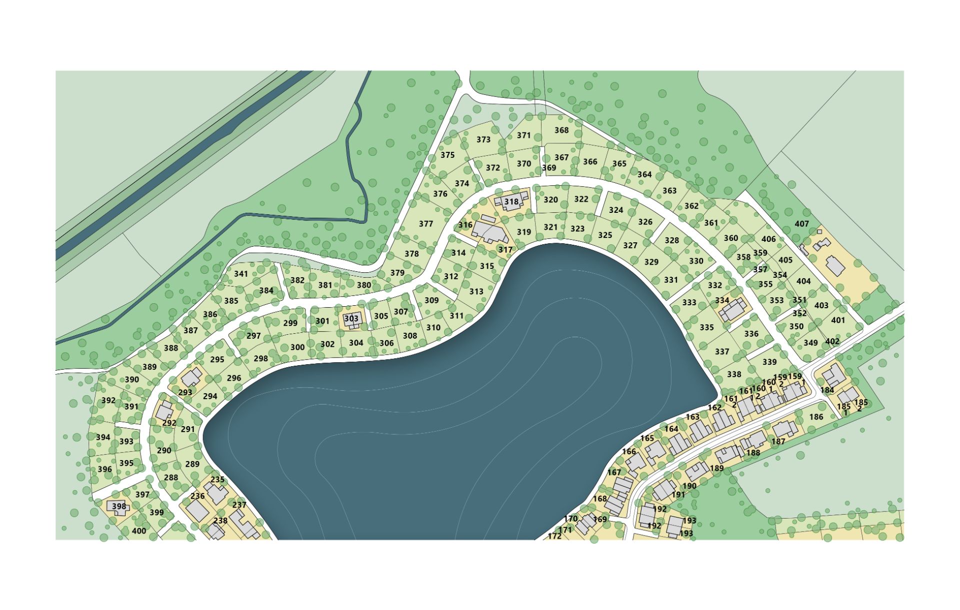 Lageplan eines Wohngebiets mit Häusern rund um einen großen See und Straßen.