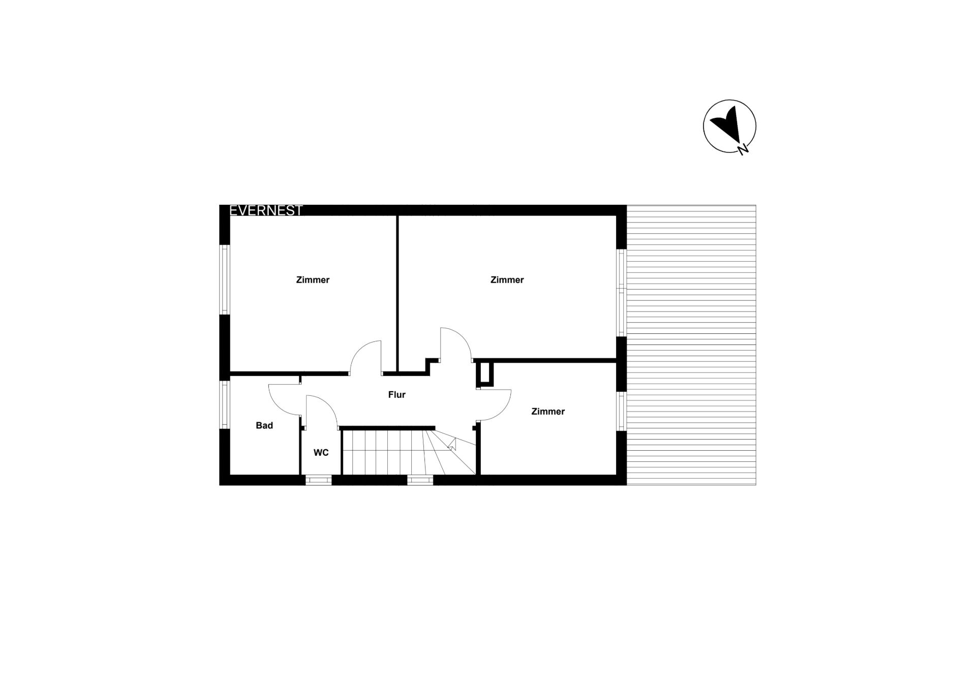 Grundriss mit drei Zimmern, Flur, Bad, WC und Treppe, rechts großer Balkon.