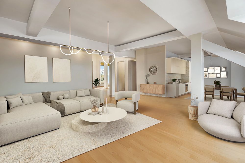 Modernes Wohnzimmer mit Sofa, Teppich, runden Sesseln und offener Küche im Hintergrund.