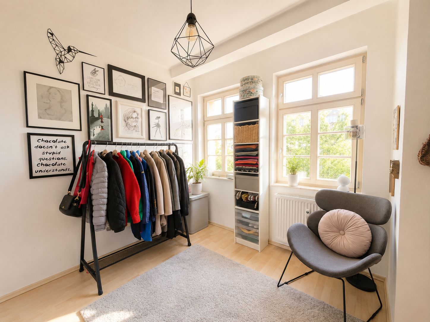 Heller Ankleideraum mit Kleiderstange, Sessel, Regal und Bildern an der Wand.
