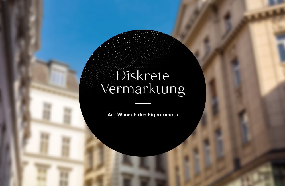 Verschwommene Ansicht von Wohngebäuden mit schwarzem Kreis und Text in der Mitte.