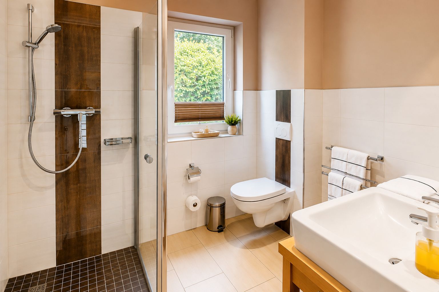 Modernes Badezimmer mit Dusche, WC, Waschbecken und Fenster mit Ausblick ins Grüne.