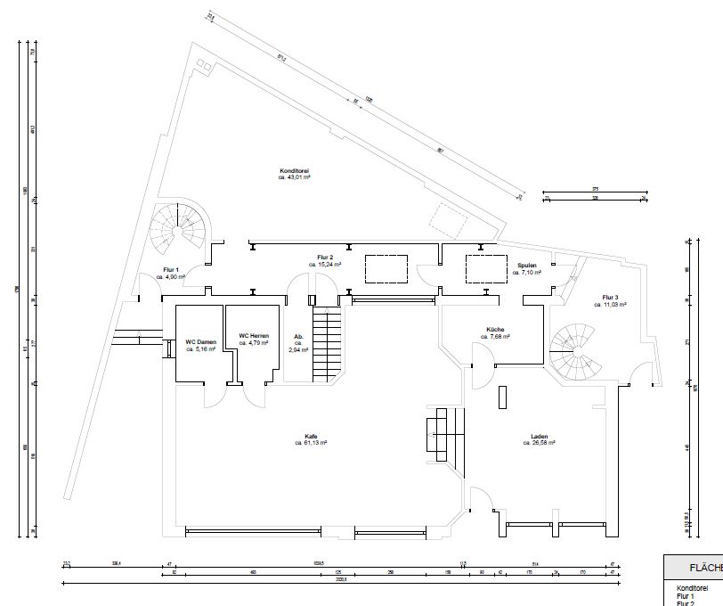 Grundriss mit mehreren Räumen, Fluren, Küche, WC und Treppen in einem Wohngebäude.