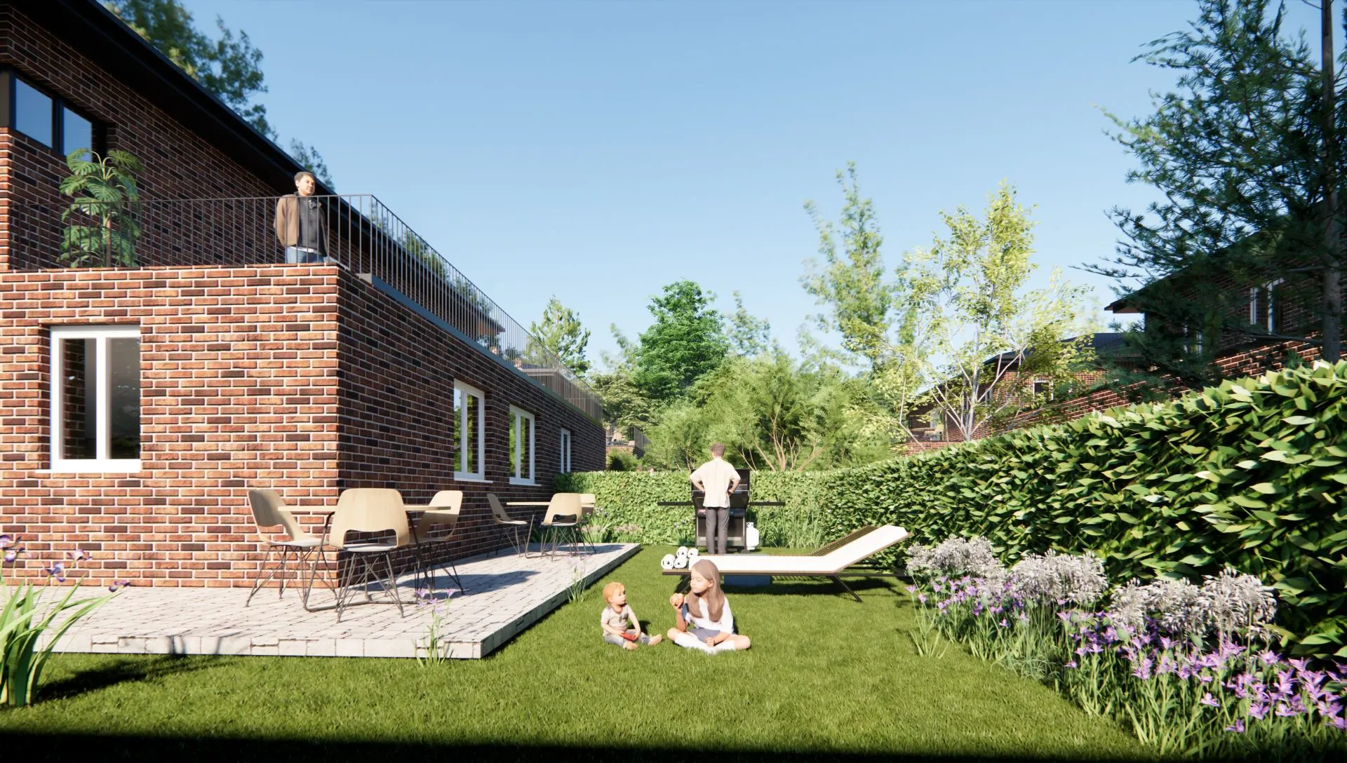 Garten mit Terrasse, Stühlen, Sonnenliege, Blumen und mehreren Menschen auf Rasen und Balkon.