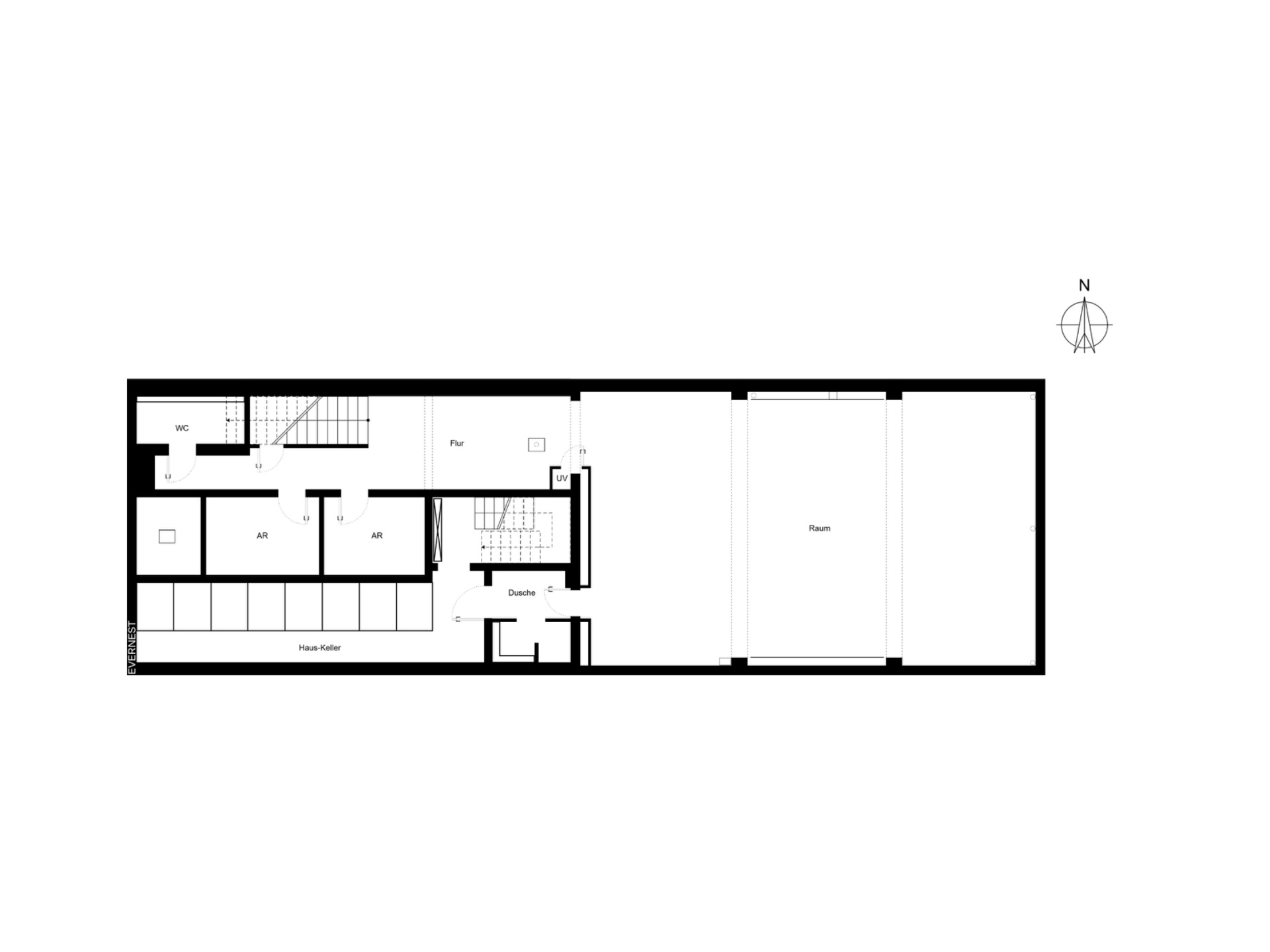 Grundriss eines Kellers mit mehreren Räumen, darunter WC, Abstellräume und Dusche.