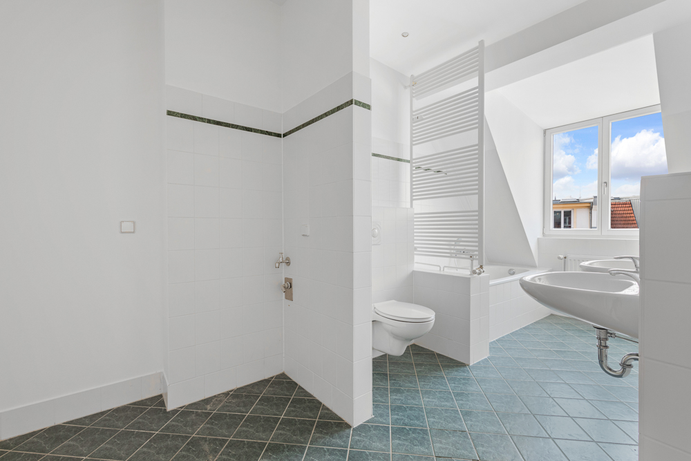 Modernes Badezimmer mit Dusche, Badewanne, WC, zwei Waschbecken und großem Fenster.