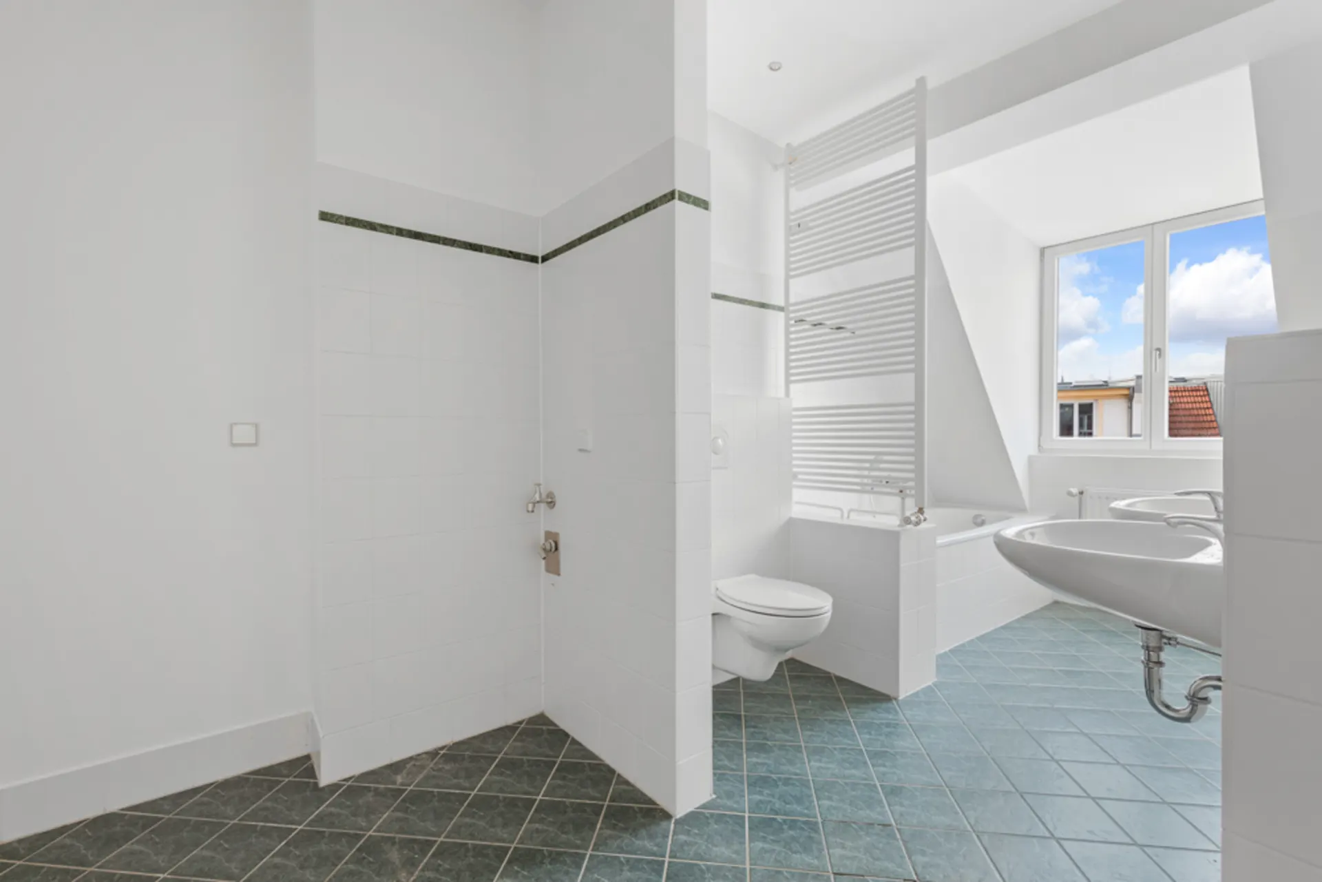Modernes Badezimmer mit Dusche, Badewanne, WC, zwei Waschbecken und großem Fenster.